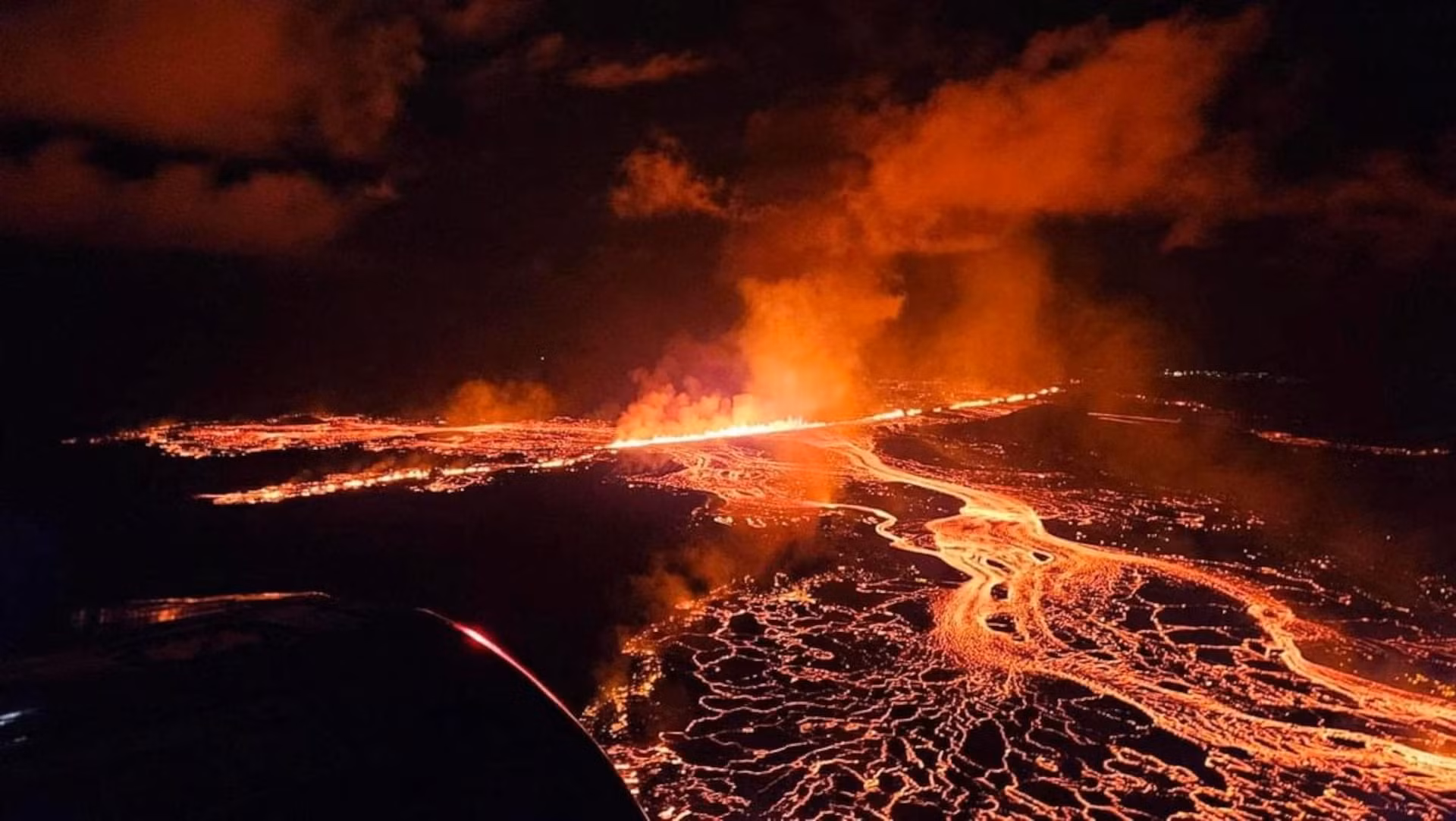 Vụ phun trào ra trên miệng núi lửa Sundhnukar, nằm ở phía đông núi Sylingafell, thuộc bán đảo Reykjanes. Dung nham tràn ra từ một vết nứt dài 3,9 km và lan xa thêm 1,5 km trong 40 phút. (Ảnh: Reuters)