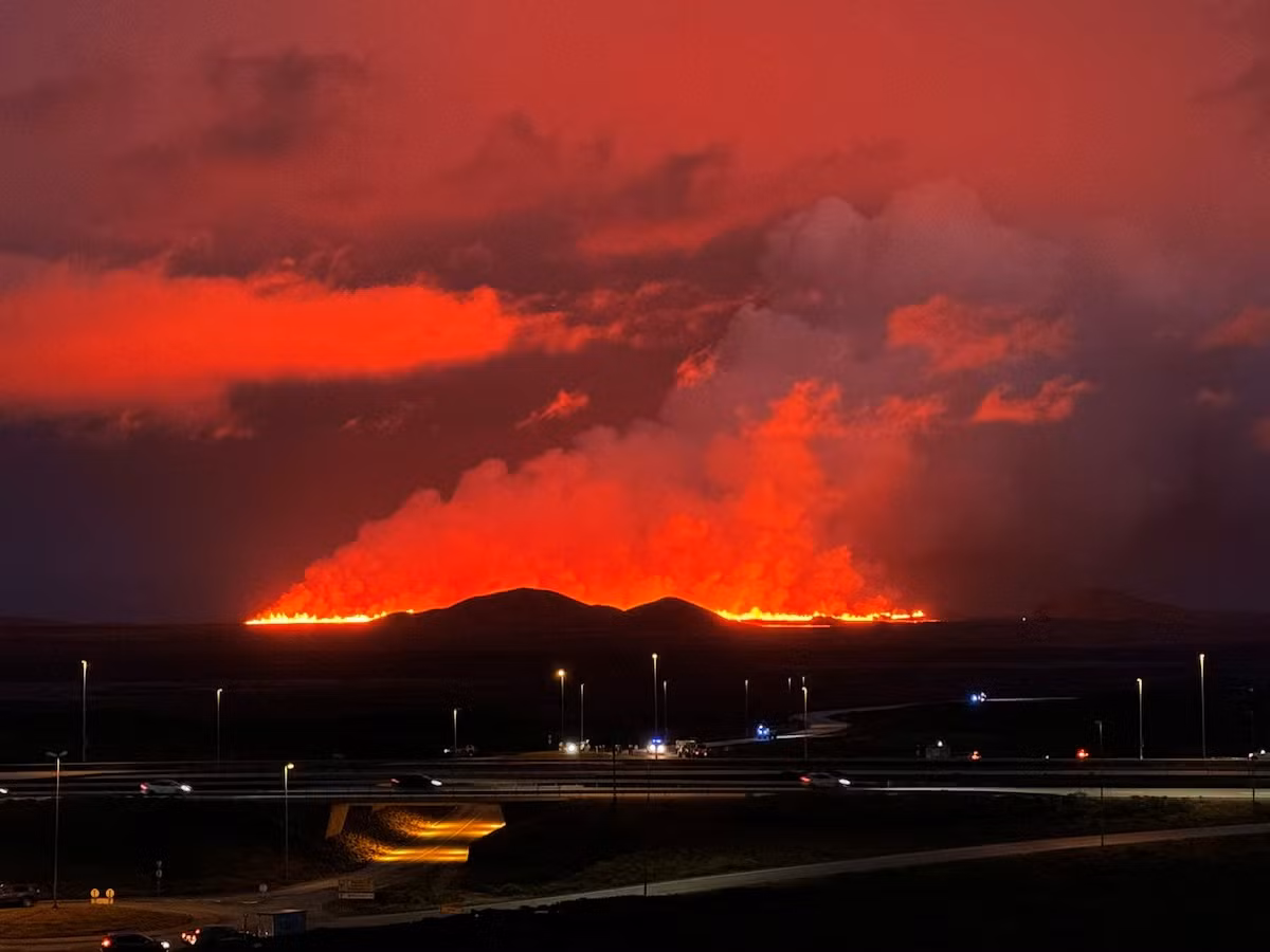 Các đợt phun trào núi lửa ở bán đảo Reykjanes thường không làm gián đoạn giao thông hàng không vì chúng không gây ra các vụ nổ lớn hoặc phát tán đáng kể tro bụi vào tầng bình lưu. (Ảnh: Reuters)