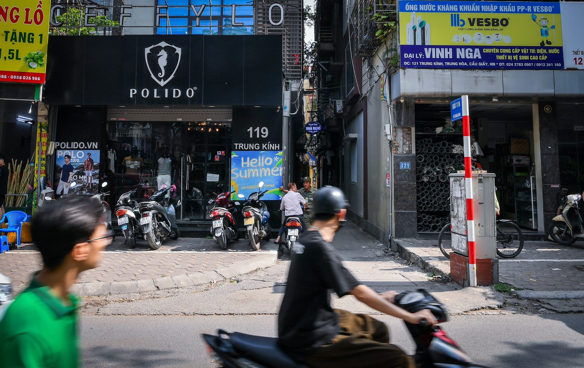 Phía bên ngoài ngõ dẫn vào hiện trường chỉ đủ vừa 2 xe máy tránh nhau...