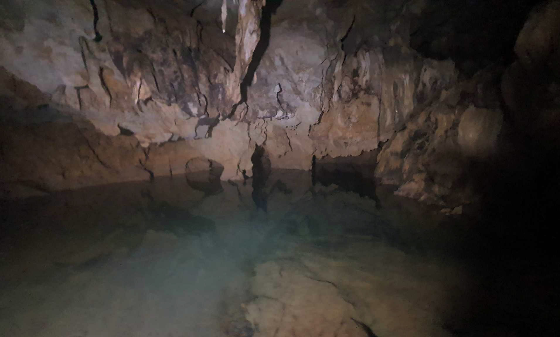 Dòng sông ngầm trong hang động Vân Tiên.