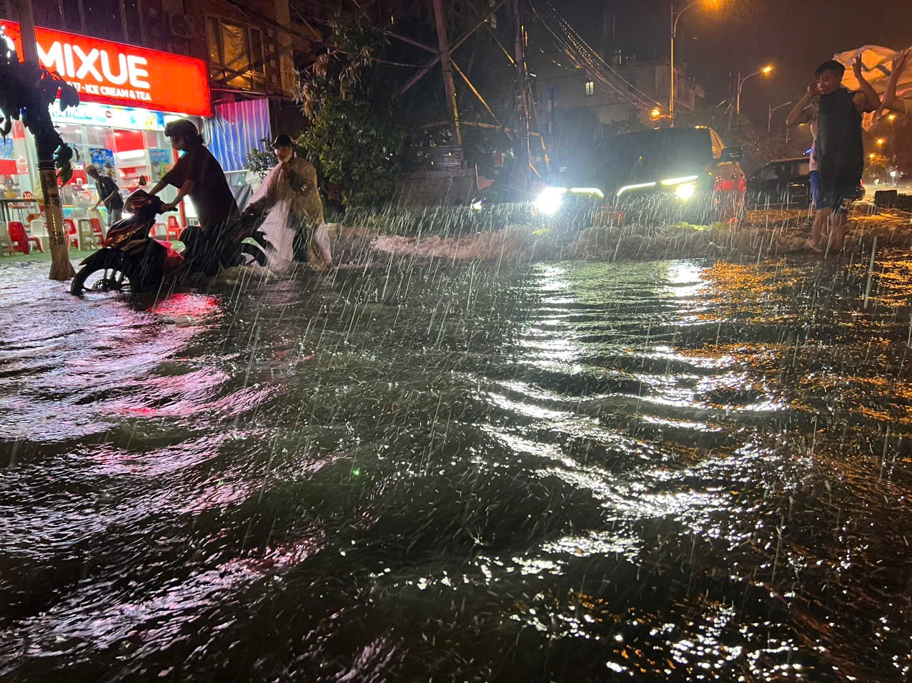 Từ tối qua đến sáng sớm nay (23/8), mưa lớn đã bao trùm cả thành phố Hà Nội. Tại Đan Phượng, lượng mưa từ tối qua đến sáng sớm nay lên tới 247mm, tại Phú Xuyên là 233mm. Đây là cường độ mưa rất lớn, hiếm gặp. Các khu vực khác của Hà Nội mưa hầu hết từ trên 100mm trở lên.