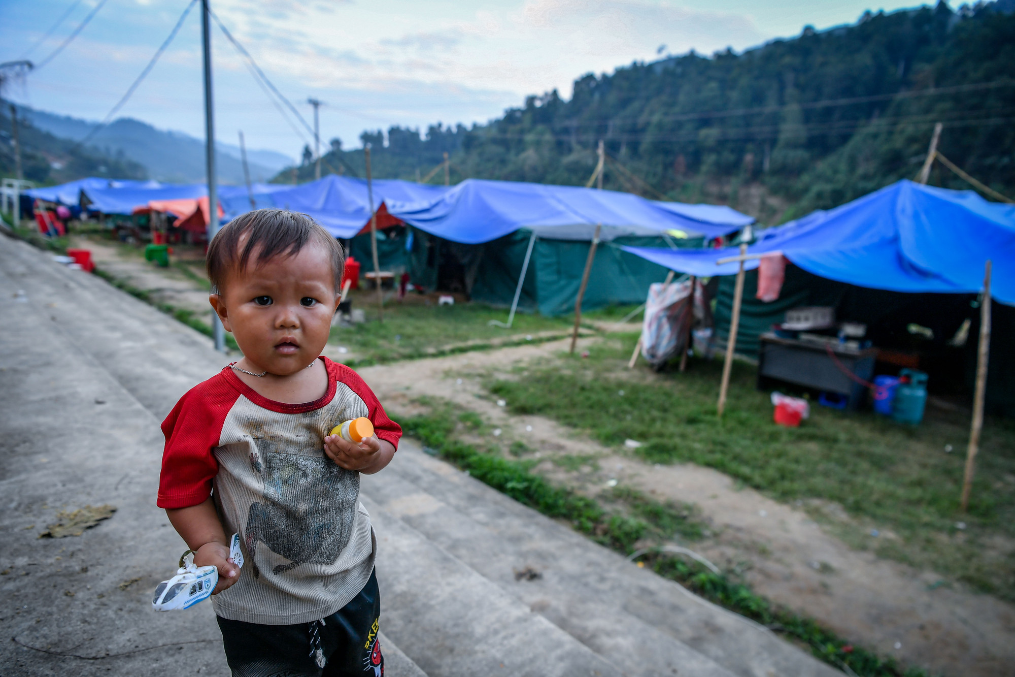 Đồ chơi của các em là một vỏ lọ thuốc Tây đã bỏ đi, hoặc chiếc máy bay gãy cánh - thứ còn sót lại sau đợt di tản khó quên tại Kho Vàng hôm nào.