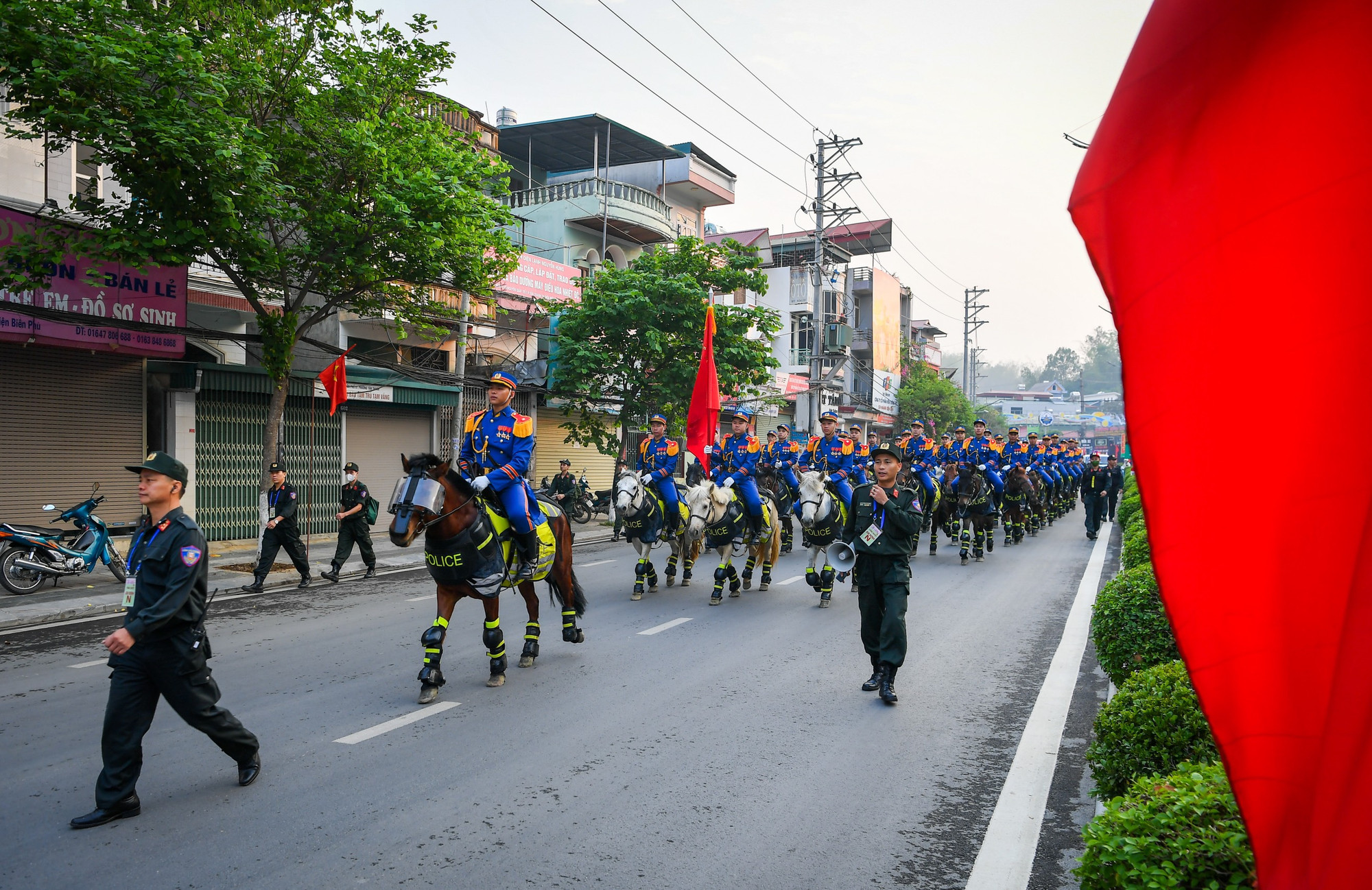 Đoàn kỵ binh di chuyển qua các tuyến phố.