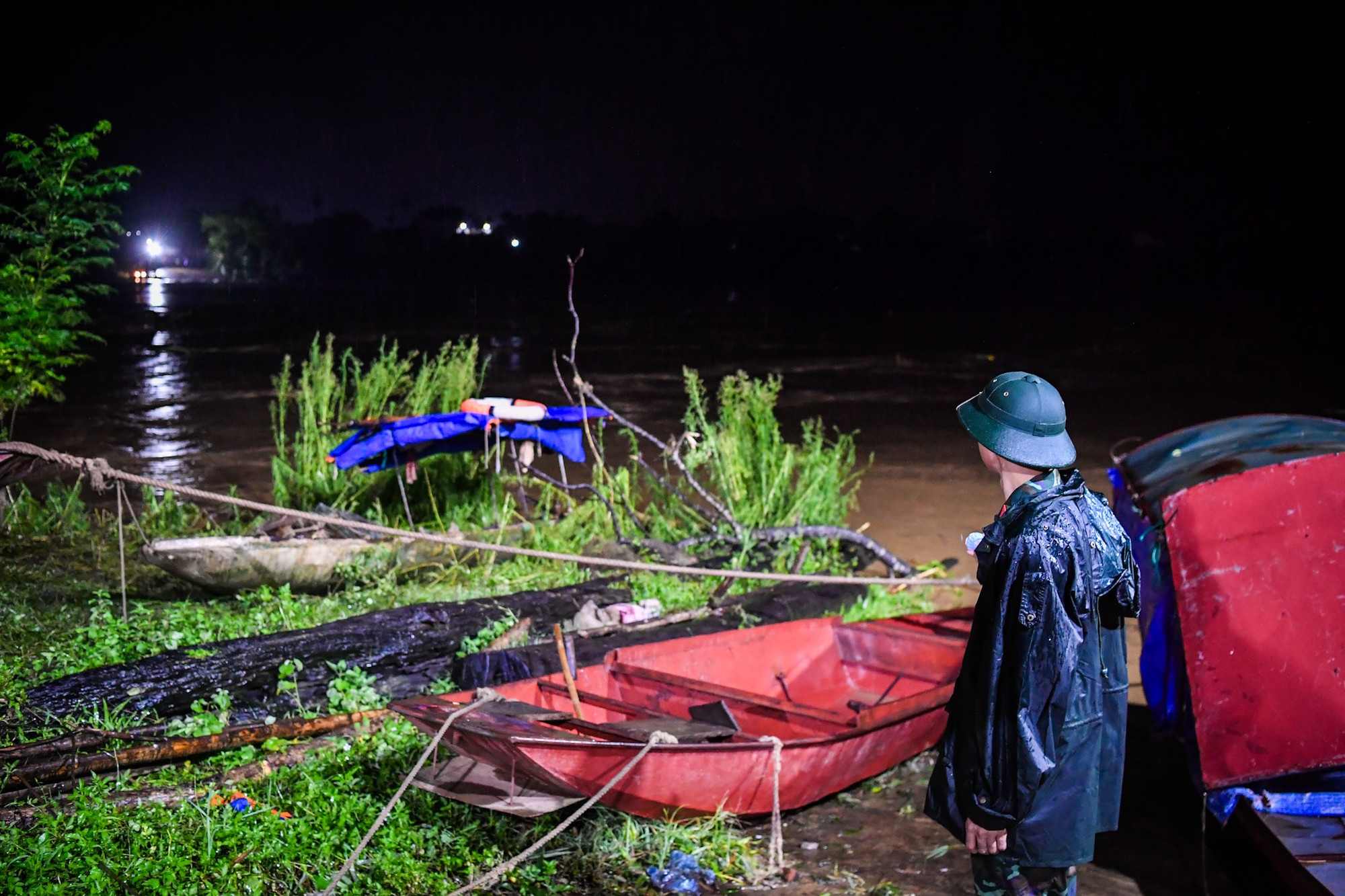 Vị trí dự kiến đặt cầu phao nằm tại bến đò địa bàn khu 5, xã Hương Nộn, huyện Tam Nông. Phía bờ đối diện là một bến đò khác thuộc địa phận huyện Lâm Thao.