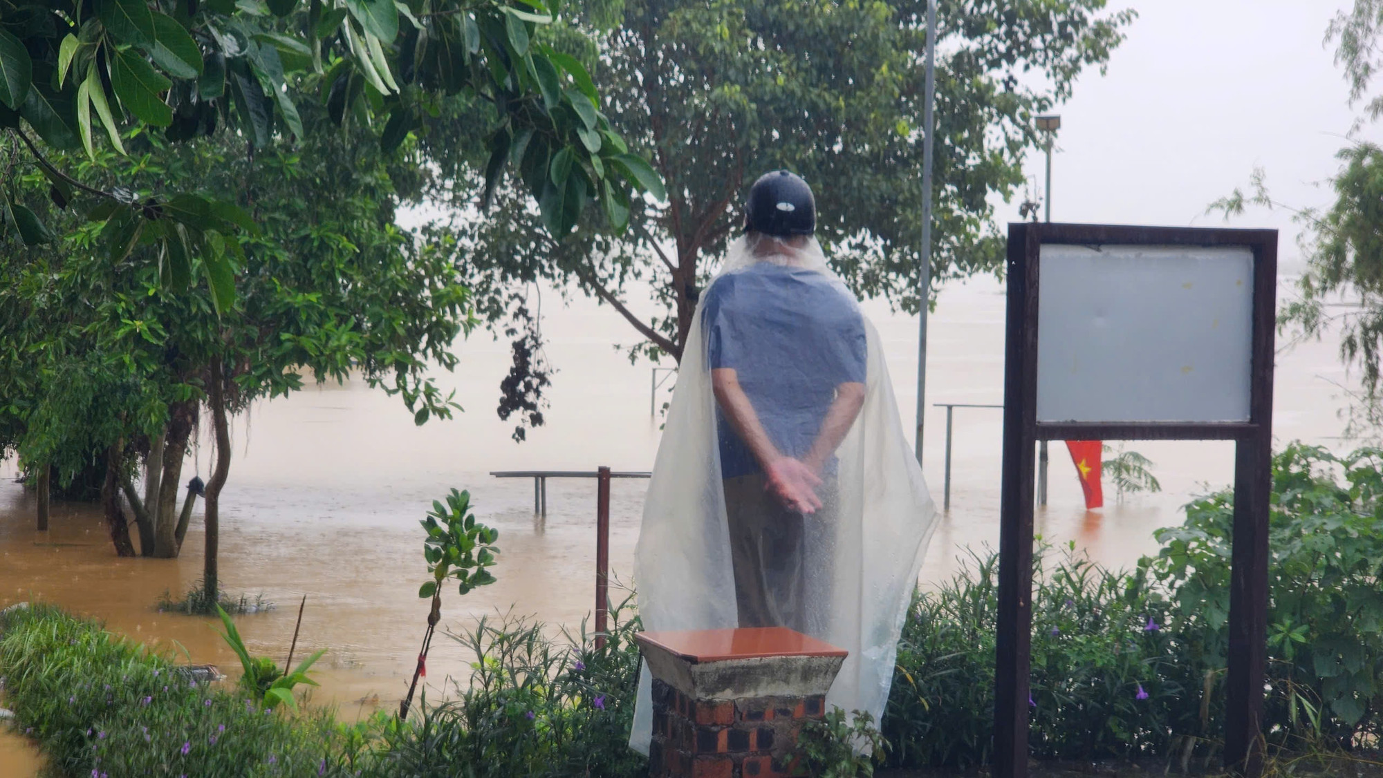 Lo lắng nhìn nước dâng... Báo động cấp 2 là mức giới hạn mực nước cho biết lũ trong sông đã lên đến mức trung bình. Nước lũ bắt đầu gây ảnh hưởng ngập lụt và tác động xấu đến dân sinh, kinh tế, xã hội. Lo lắng nhìn nước dâng... Báo động cấp 2 là mức giới hạn mực nước cho biết lũ trong sông đã lên đến mức trung bình. Nước lũ bắt đầu gây ảnh hưởng ngập lụt và tác động xấu đến dân sinh, kinh tế, xã hội.