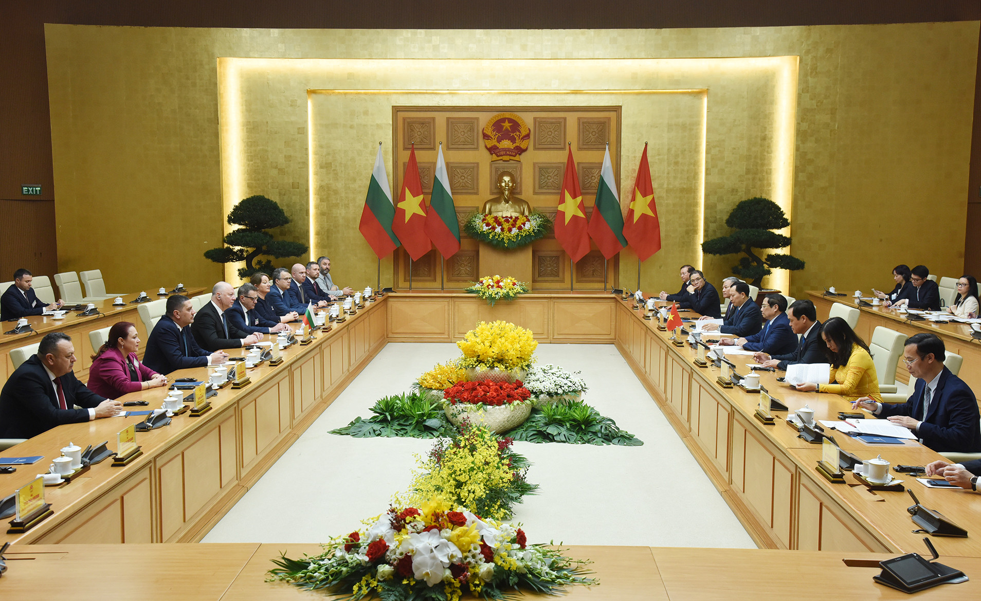 Quang cảnh cuộc hội kiến giữa Thủ tướng Phạm Minh Chính với Chủ tịch Quốc hội Bulgaria Rossen Dimitrov Jeliazkov. Quang cảnh cuộc hội kiến giữa Thủ tướng Phạm Minh Chính với Chủ tịch Quốc hội Bulgaria Rossen Dimitrov Jeliazkov.