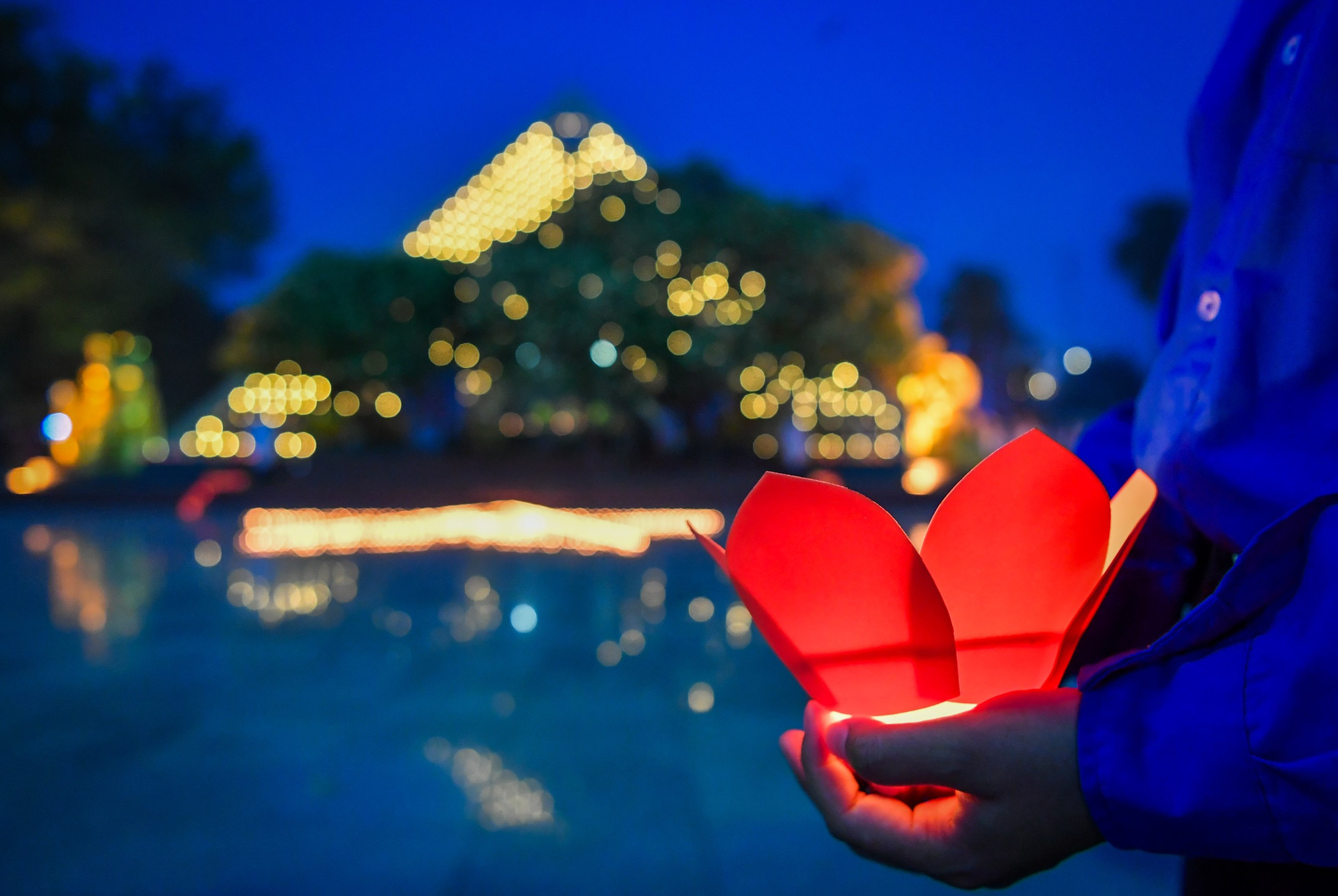 Những ngọn nến cũng là tấm lòng biết ơn của tuổi trẻ gửi tới các thế hệ cha, ông.