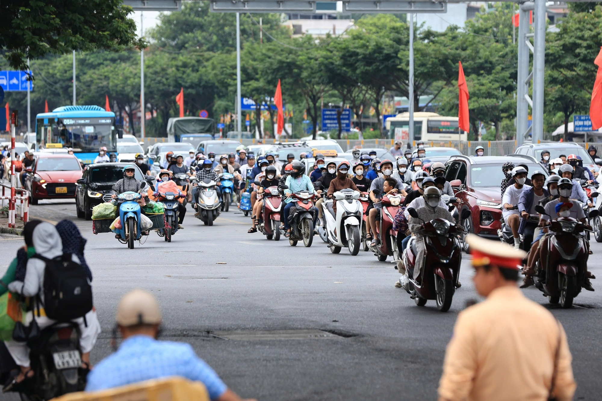 Lực lượng Cảnh sát giao thông cũng có mặt để tiến hành phân luồng, bảo đảm giao thông.