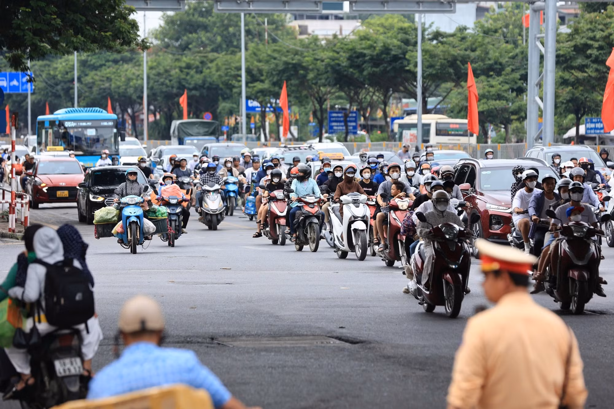 Lực lượng Cảnh sát giao thông cũng có mặt để tiến hành phân luồng, bảo đảm giao thông.