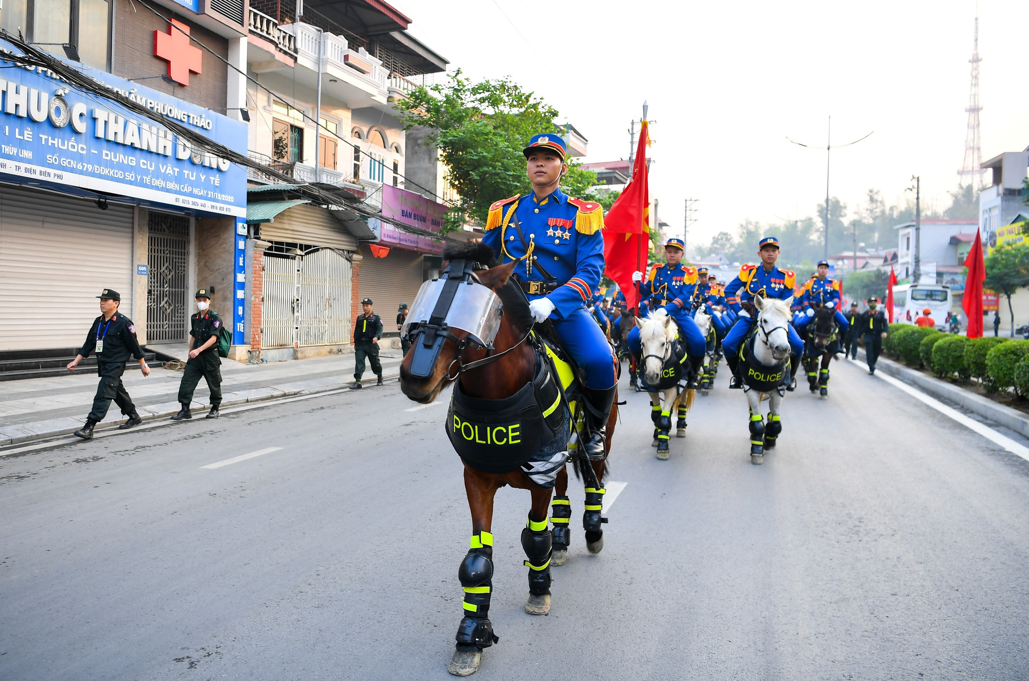 Hình ảnh ấn tượng của lực lượng kỵ binh tại thành phố Điện Biên Phủ sáng 5/5.