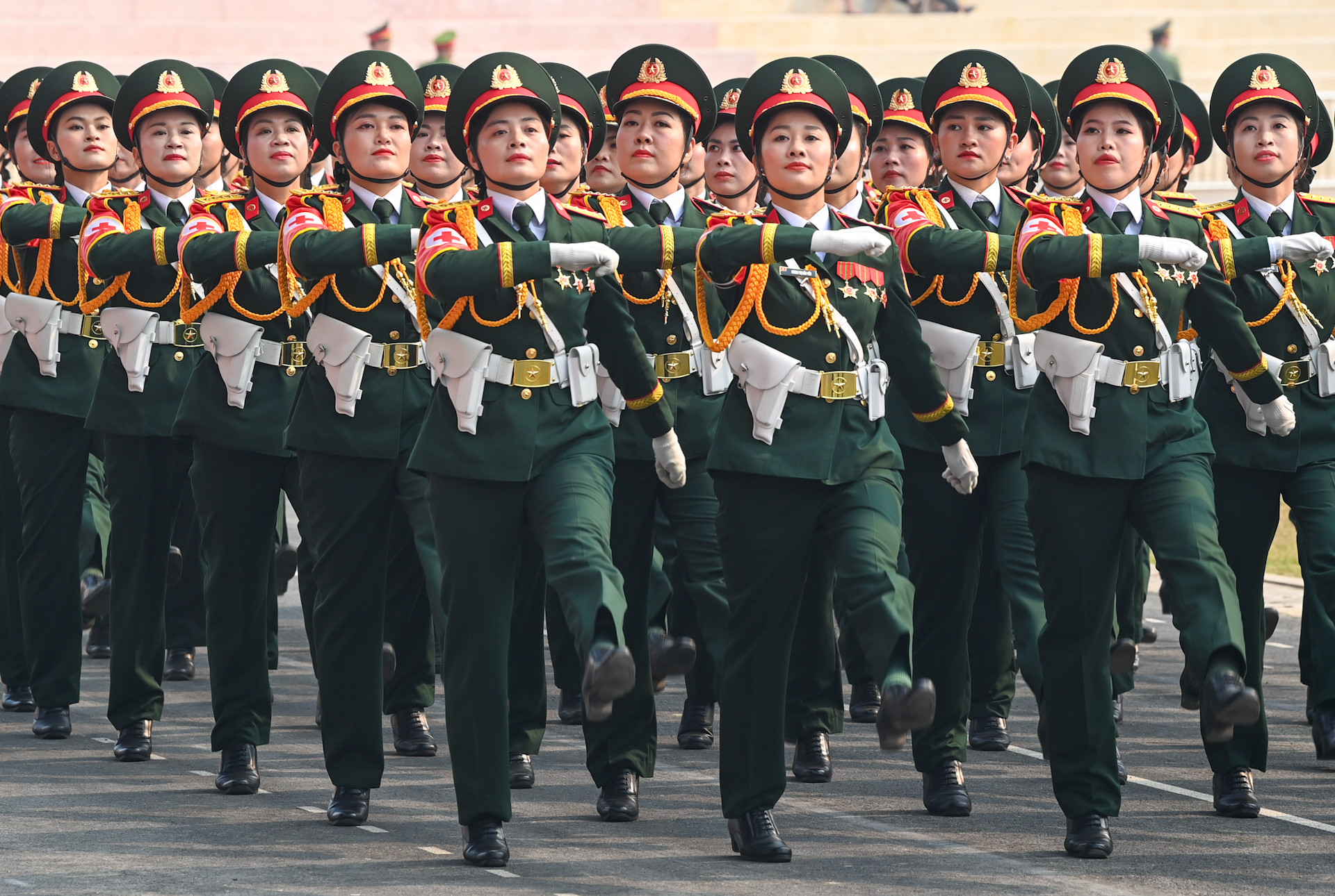 Cùng với đội ngũ thầy thuốc Quân y, các nữ sĩ quan Quân y ra sức học tập, rèn luyện, nghiên cứu khoa học, tham gia cấp cứu, điều trị thương, bệnh binh, chăm sóc, bảo vệ sức khỏe bộ đội và Nhân dân.