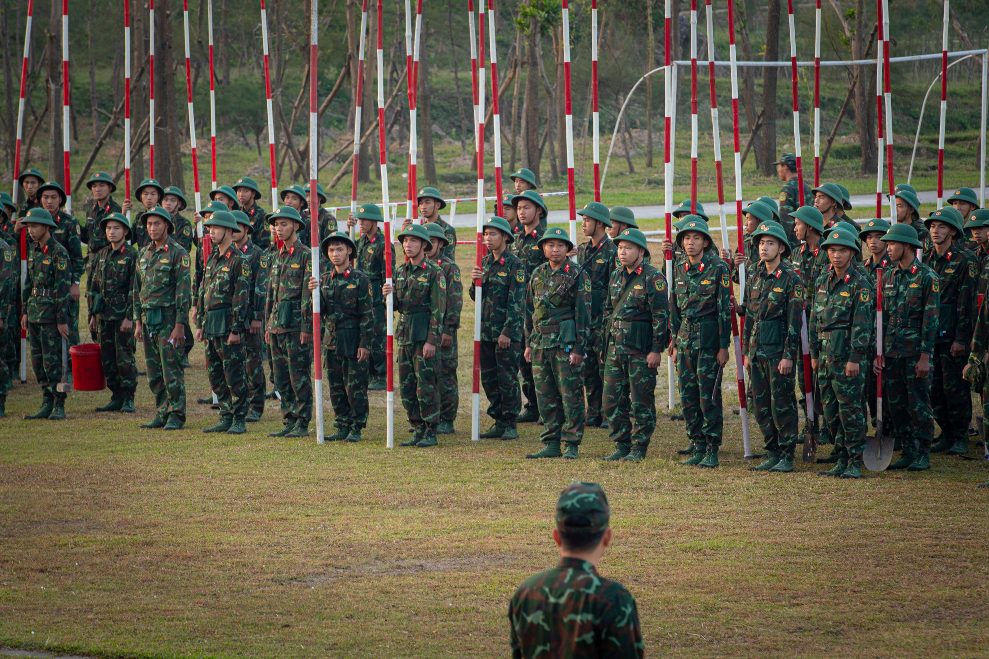 Một buổi tập luyện trên thao trường của các cán bộ, chiến sĩ Lữ đoàn 242. Một buổi tập luyện trên thao trường của các cán bộ, chiến sĩ Lữ đoàn 242.