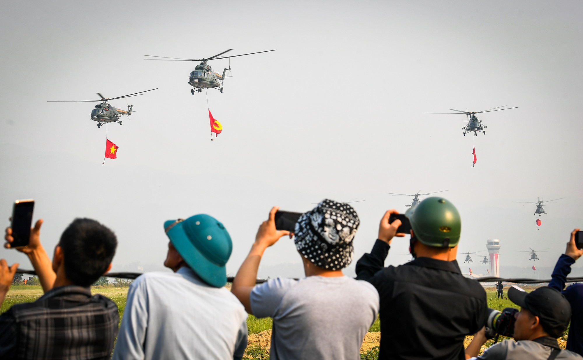 Cờ Đảng và cờ Tổ quốc đã được trực thăng bay diễu hành nhiều vòng trên bầu trời Điện Biên Phủ. Cờ Đảng và cờ Tổ quốc đã được trực thăng bay diễu hành nhiều vòng trên bầu trời Điện Biên Phủ.