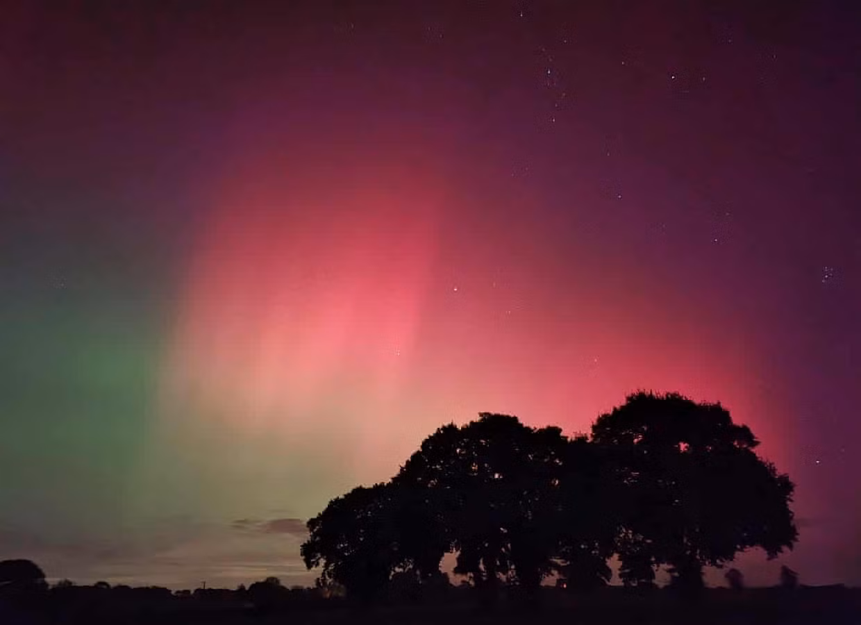 Cảnh quan quan sát được từ Ringmer, East Sussex, đông nam nước Anh đêm 10/10. (Ảnh: The Guardian)