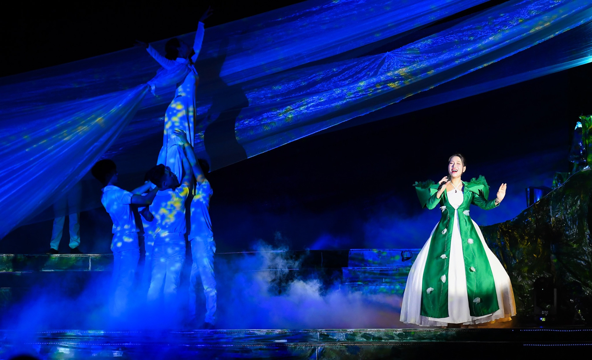 Ca sĩ Mai Chi thể hiện ca khúc Bài ca hy vọng của nhạc sĩ Văn Ký.