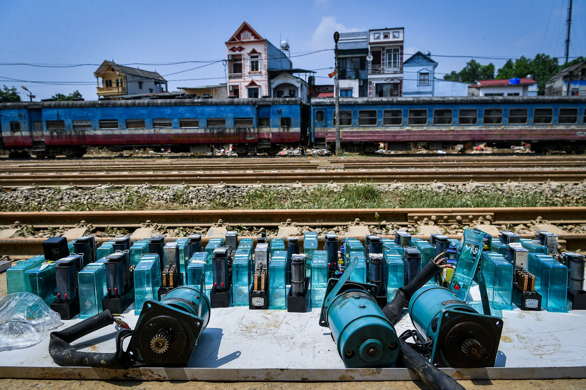 Tại ga Yên Bái, những thiết bị được phơi ngoài nắng sau trận lụt lịch sử.