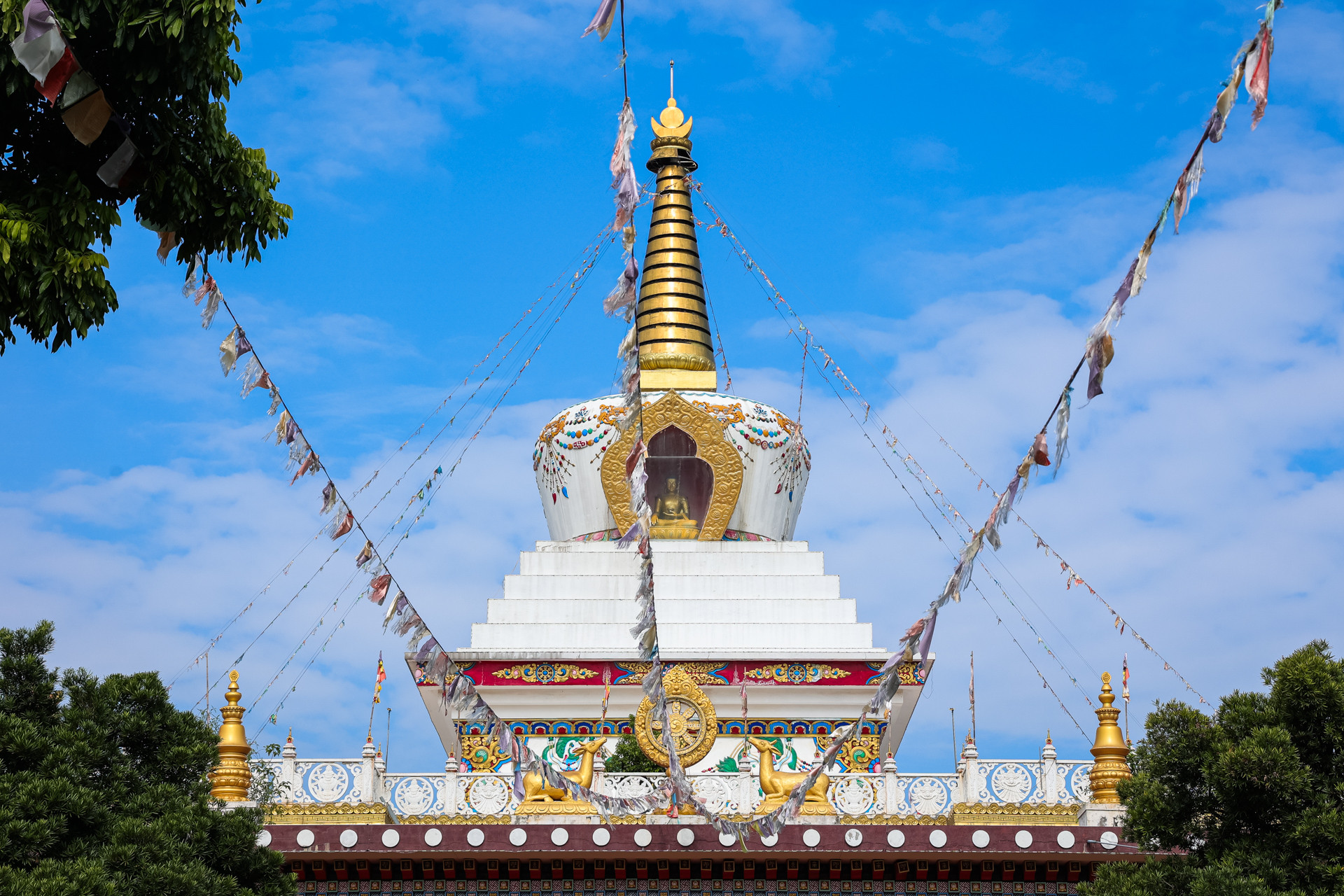 Điểm đặc biệt của chùa là kiến trúc Bảo tháp óng ánh sắc vàng tuyệt đẹp khiến các du khách nhìn thấy ai cũng muốn khám phá, tìm hiểu. Bên trong Bảo tháp là những bức tượng Phật ngồi. Bốn góc sân thượng chùa xung quanh Bảo tháp là bốn pho tượng Tứ Thiên vương rất sinh động.