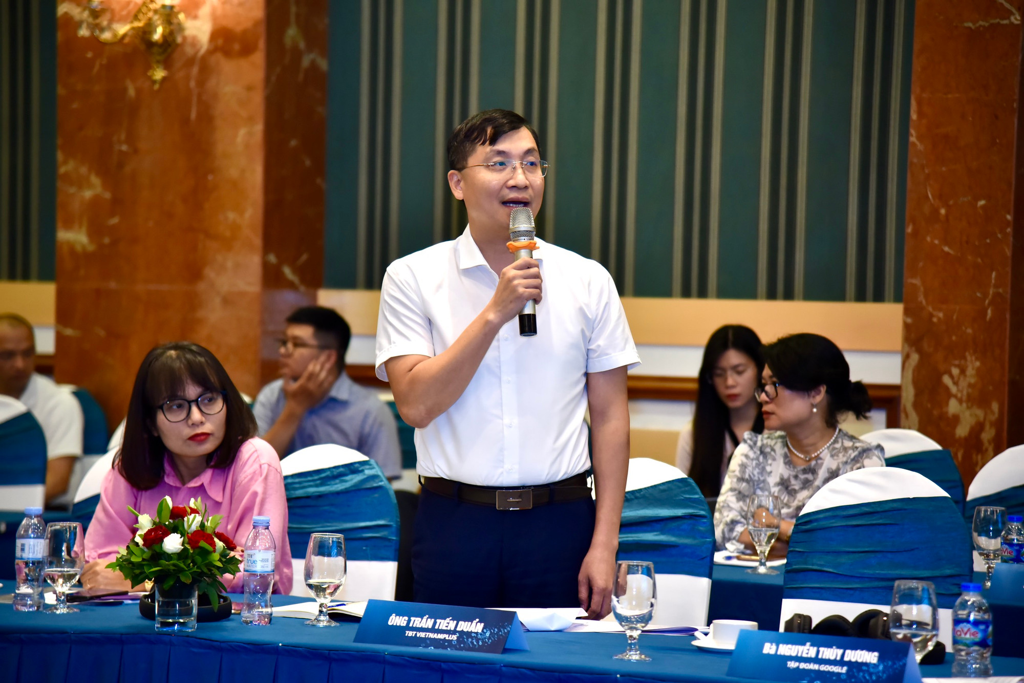 Nhà báo Trần Tiến Duẩn, Tổng Biên tập báo điện tử VietnamPlus (TTXVN) nhấn mạnh cần có cơ chế đặc thù cho các cơ quan báo chí làm nhiệm vụ chính trị. Tổng Biên tập báo điện tử VietnamPlus cũng đề xuất xem xét giảm thuế, thậm chí miễn thuế cho báo chí.