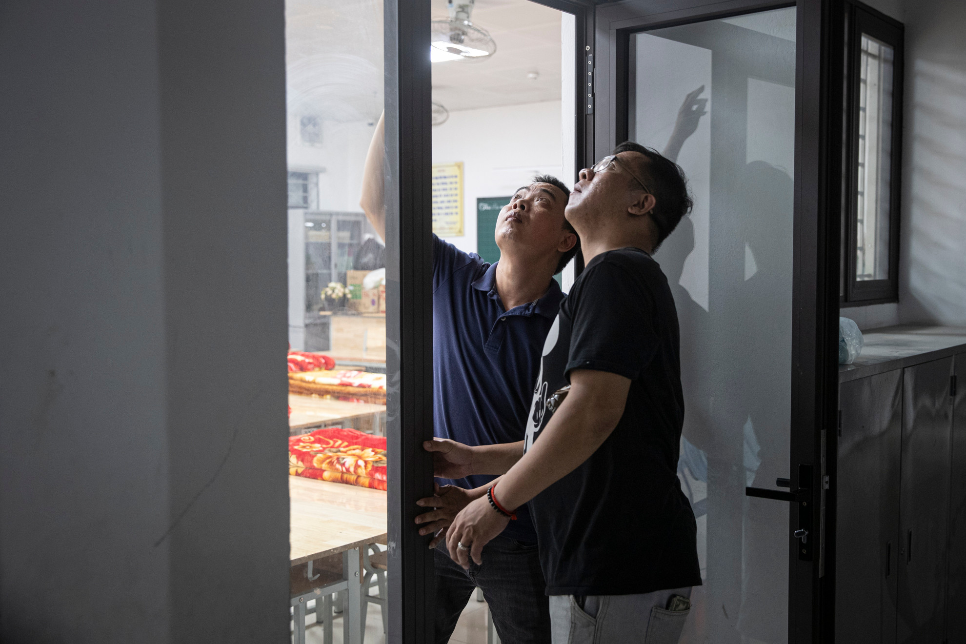 Kiểm tra lại hệ thống cửa tại các phòng học - nơi được bố trí tạm thời thành phòng ở tránh bão cho người dân. Kiểm tra lại hệ thống cửa tại các phòng học - nơi được bố trí tạm thời thành phòng ở tránh bão cho người dân.