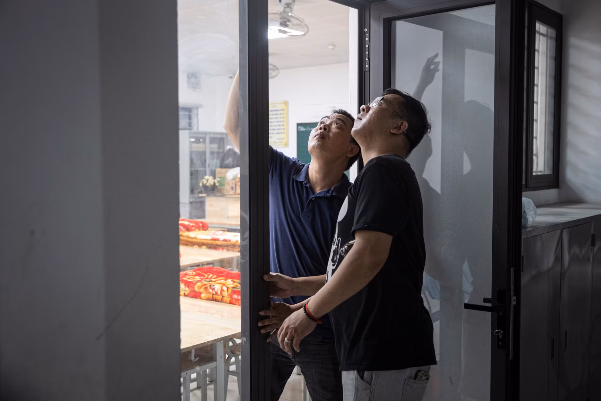 Kiểm tra lại hệ thống cửa tại các phòng học - nơi được bố trí tạm thời thành phòng ở tránh bão cho người dân.