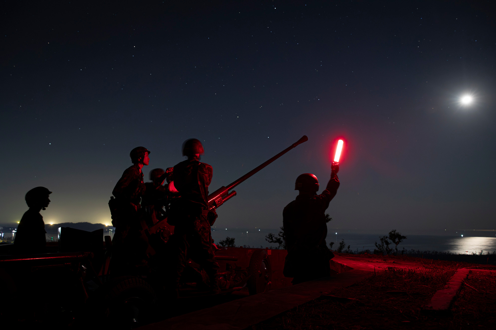 Khẩu đội pháo cao xạ 37mm luyện tập các phương án sẵn sàng chiến đấu. Khẩu đội pháo cao xạ 37mm luyện tập các phương án sẵn sàng chiến đấu.