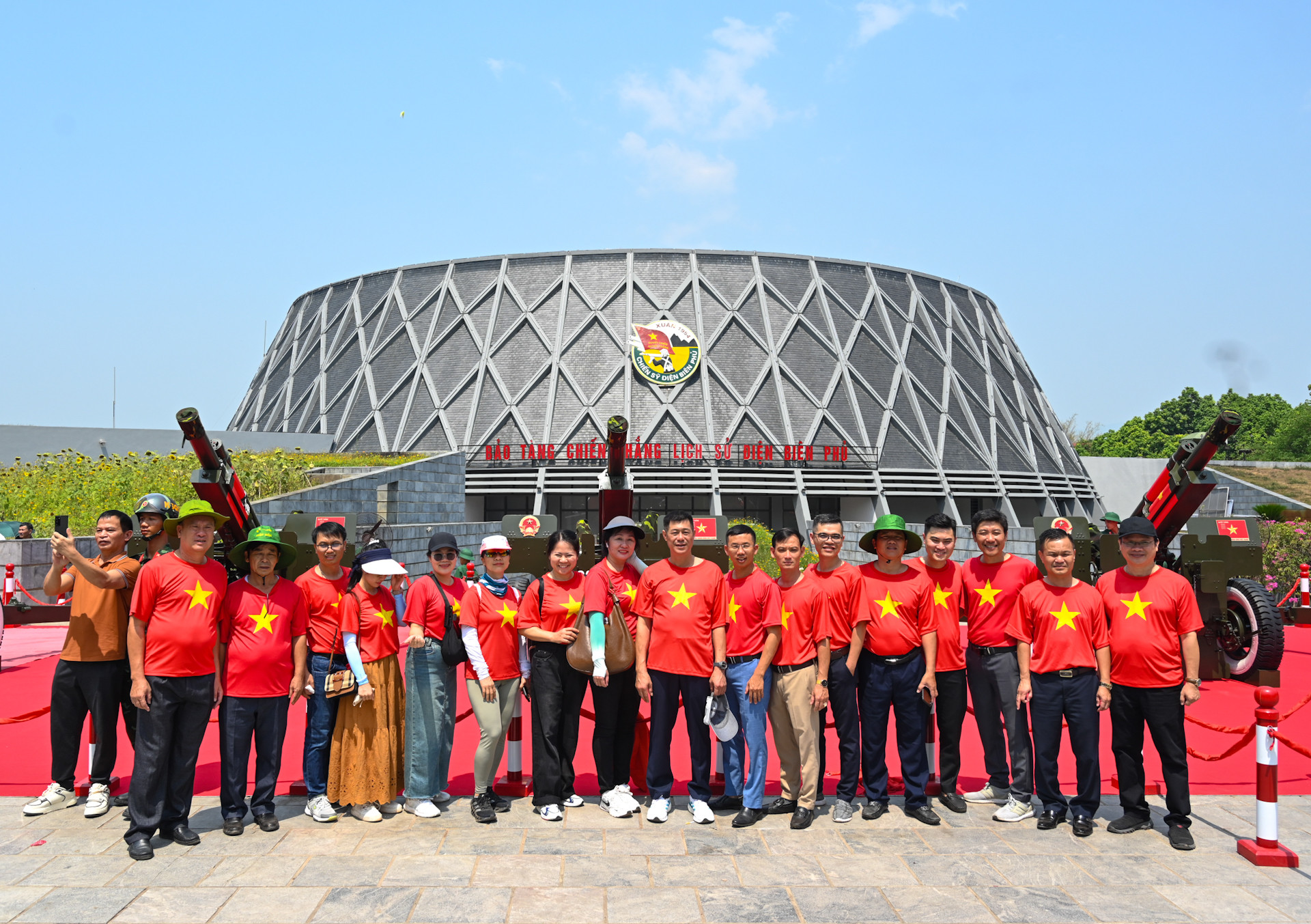 Anh Tuấn, du khách tới từ Hà Nội cho biết: Đến Điện Biên những ngày này, anh và cả đoàn như được sống lại không khí hào hùng năm xưa; đồng thời hiểu hơn ý chí, tinh thần quật cường, kiên trung của các thế hệ cha ông đi trước.