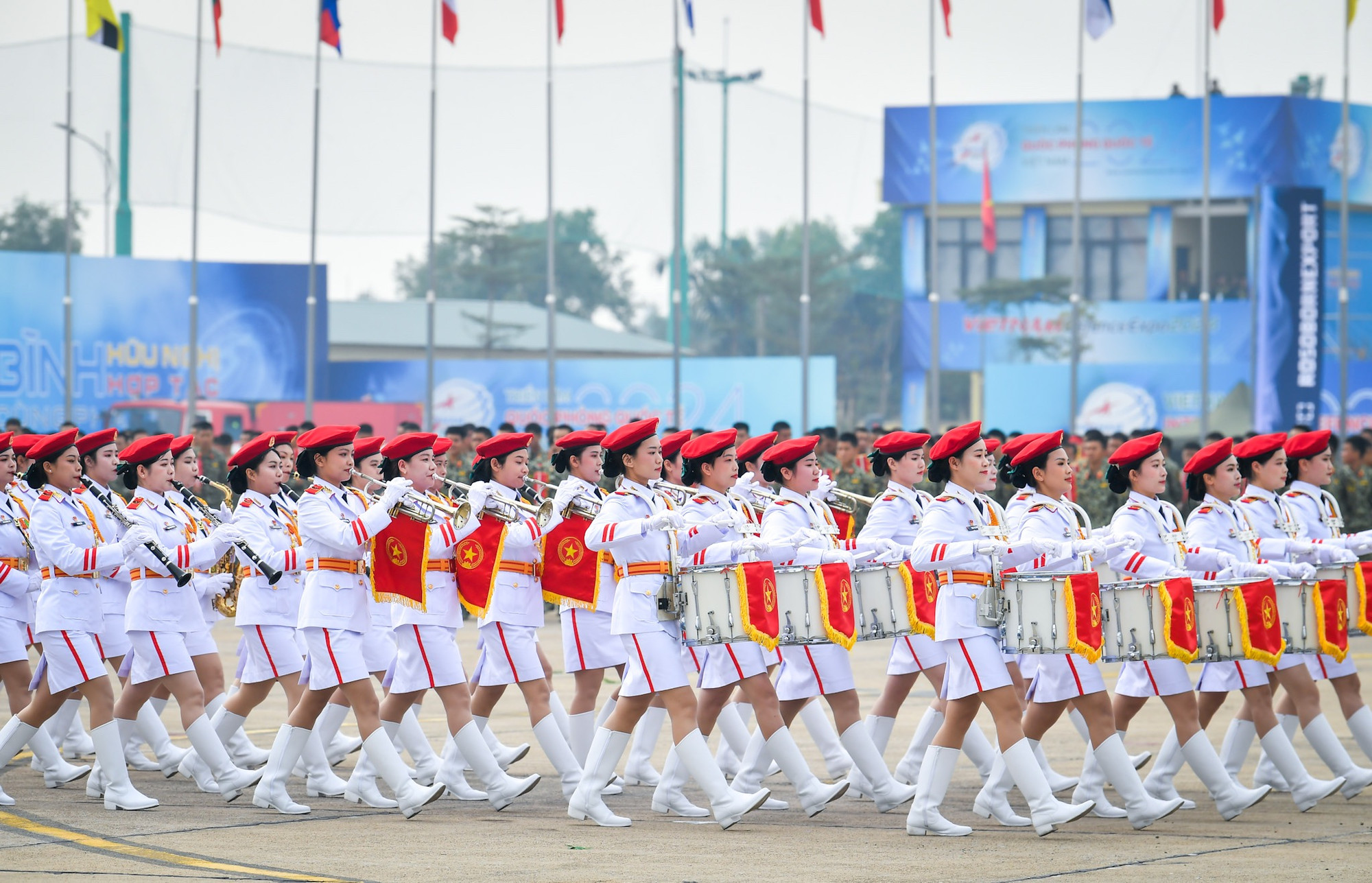 Khối nữ quân nhạc tiến vào lễ đài.