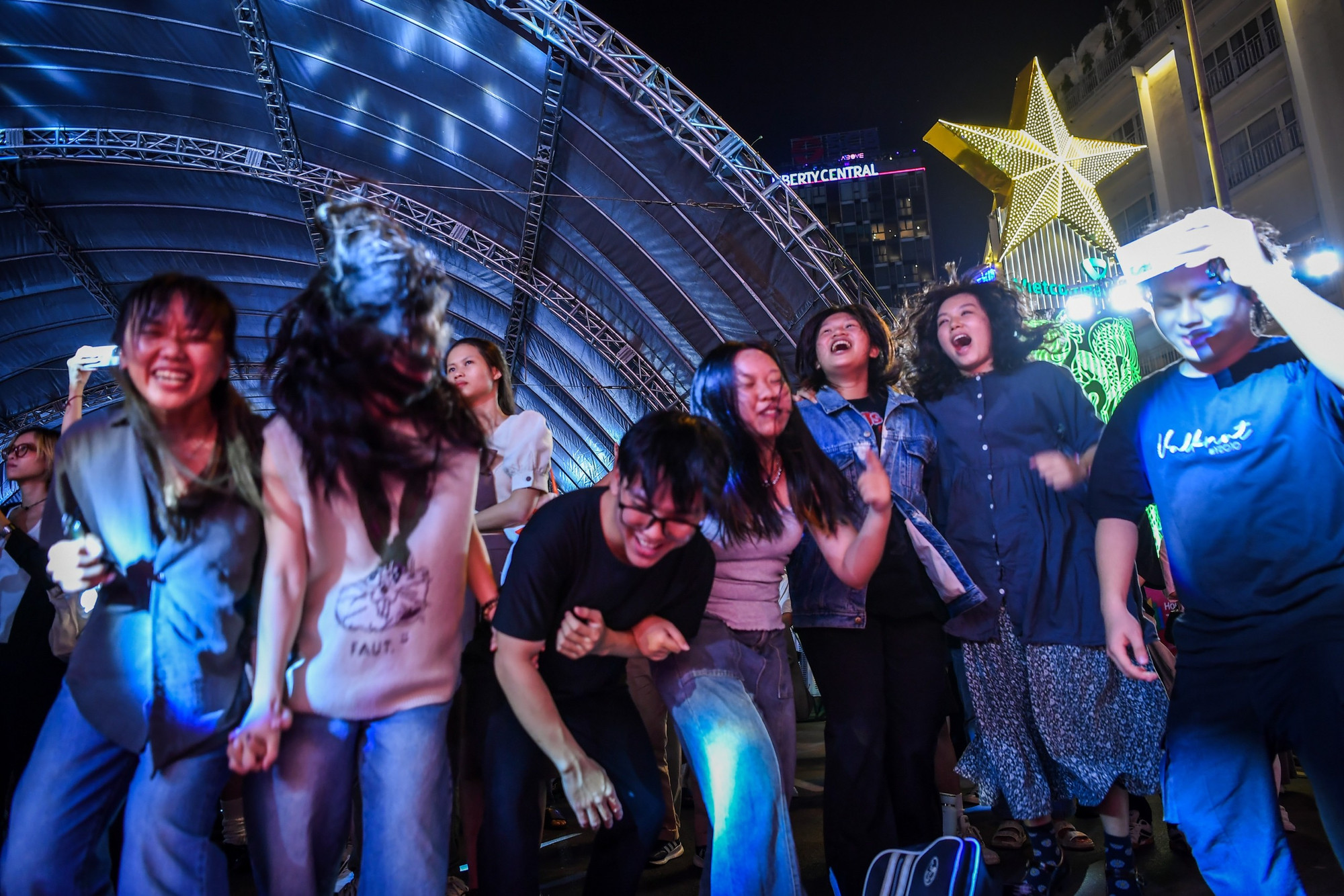 Khán giả trẻ hết mình với những giai điệu rock... Khán giả trẻ hết mình với những giai điệu rock...