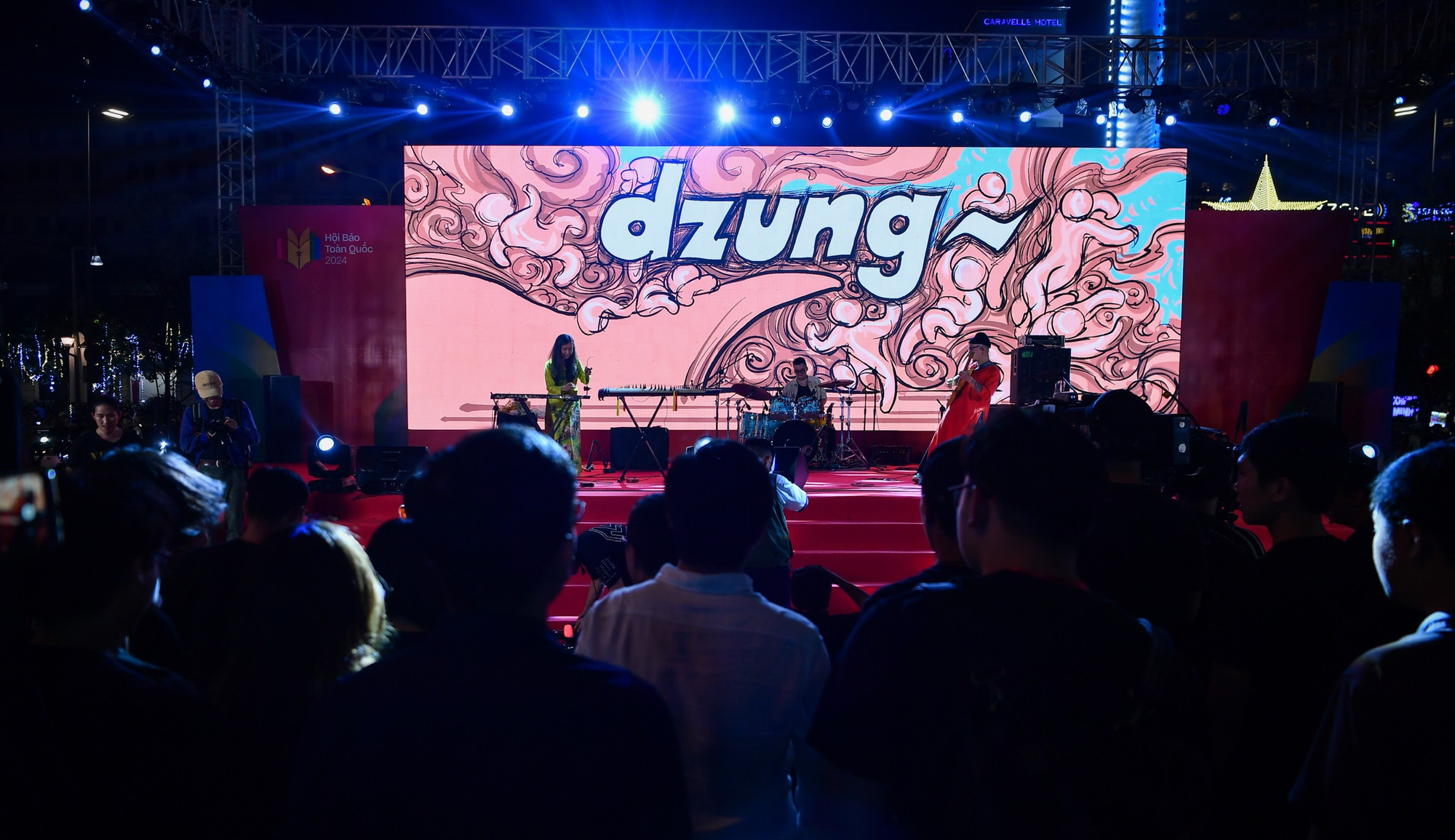 Màn song tấu đặc biệt giữa cây đàn tranh và chiếc guitar điện khiến khán giả trầm trồ. Trong một khoảng khắc, âm nhạc như có sự kết nối giữa hai thế hệ, giữa truyền thống và đương đại một cách nhuần nhuyễn. Màn song tấu đặc biệt giữa cây đàn tranh và chiếc guitar điện khiến khán giả trầm trồ. Trong một khoảng khắc, âm nhạc như có sự kết nối giữa hai thế hệ, giữa truyền thống và đương đại một cách nhuần nhuyễn.