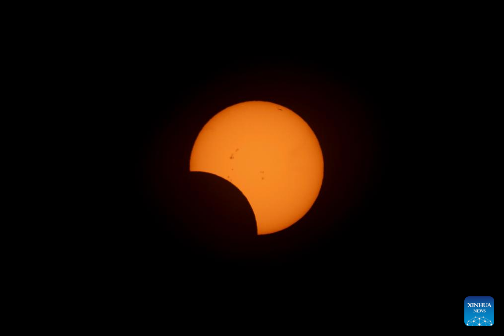 [Ảnh] Nhật thực hình khuyên tạo ra 'vòng lửa' kỳ diệu trên bầu trời Nam Mỹ ảnh 1