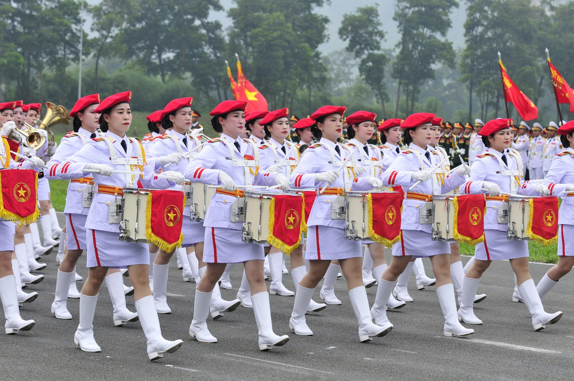 Những bóng hồng của đội Quân nhạc chuẩn bị cho Lễ kỷ niệm 70 năm Chiến thắng Điện Biên Phủ.