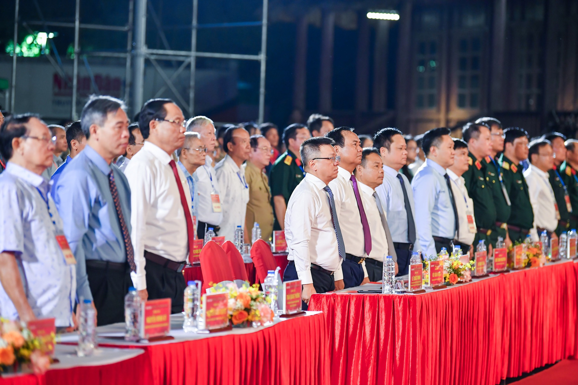 Các đại biểu tham dự chương trình thực hiện nghi lễ chào cờ. Các đại biểu tham dự chương trình thực hiện nghi lễ chào cờ.