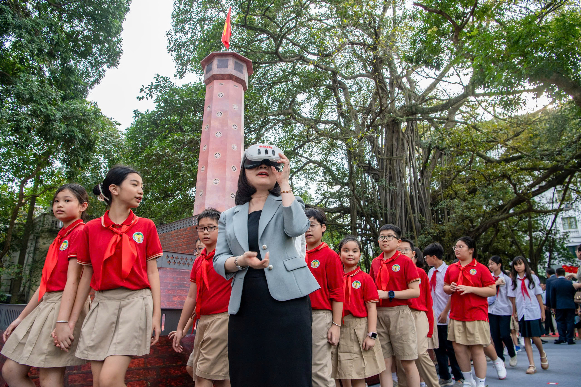 Các đại biểu trải nghiệm Triển lãm tương tác Cột cờ Hà Nội.