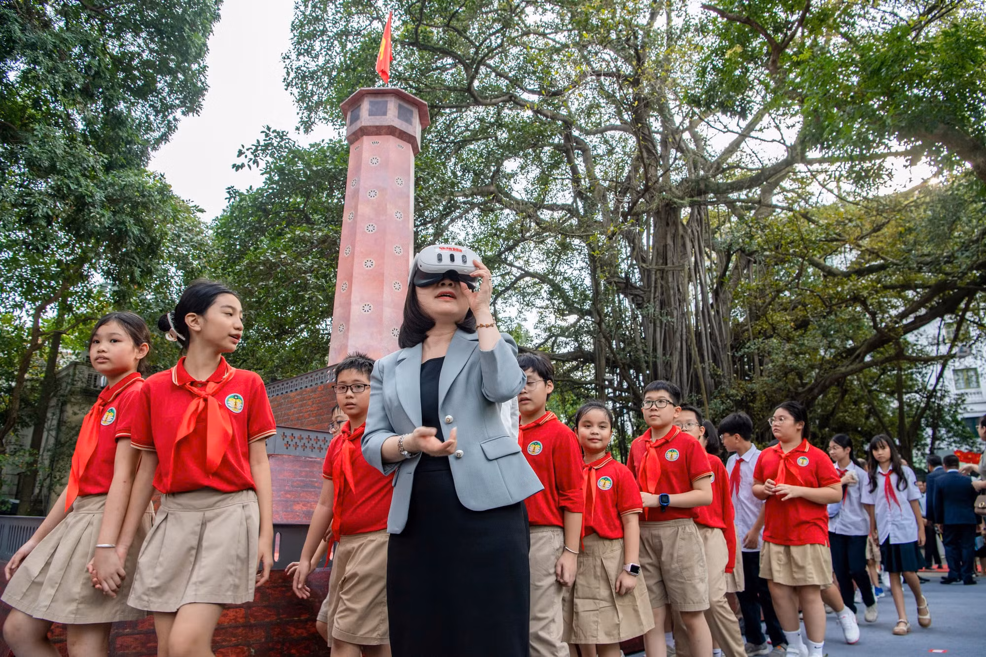 Các đại biểu trải nghiệm Triển lãm tương tác Cột cờ Hà Nội.