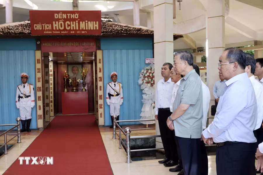 Chủ tịch nước Tô Lâm nghe giới thiệu về Đền thờ Chủ tịch Hồ Chí Minh.