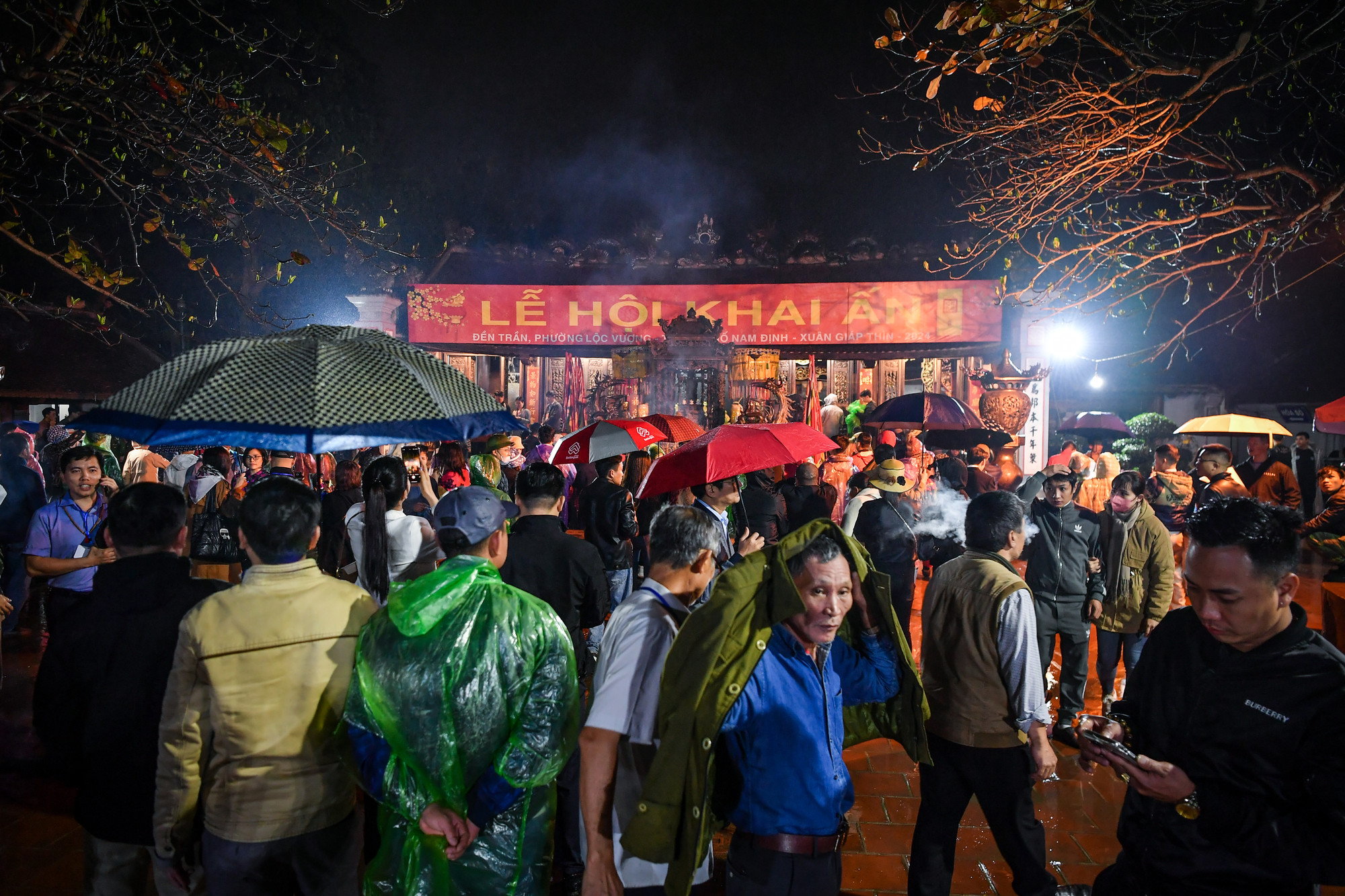 Khoảng sân trước đền Thiên Trường nhanh chóng đông kín người.