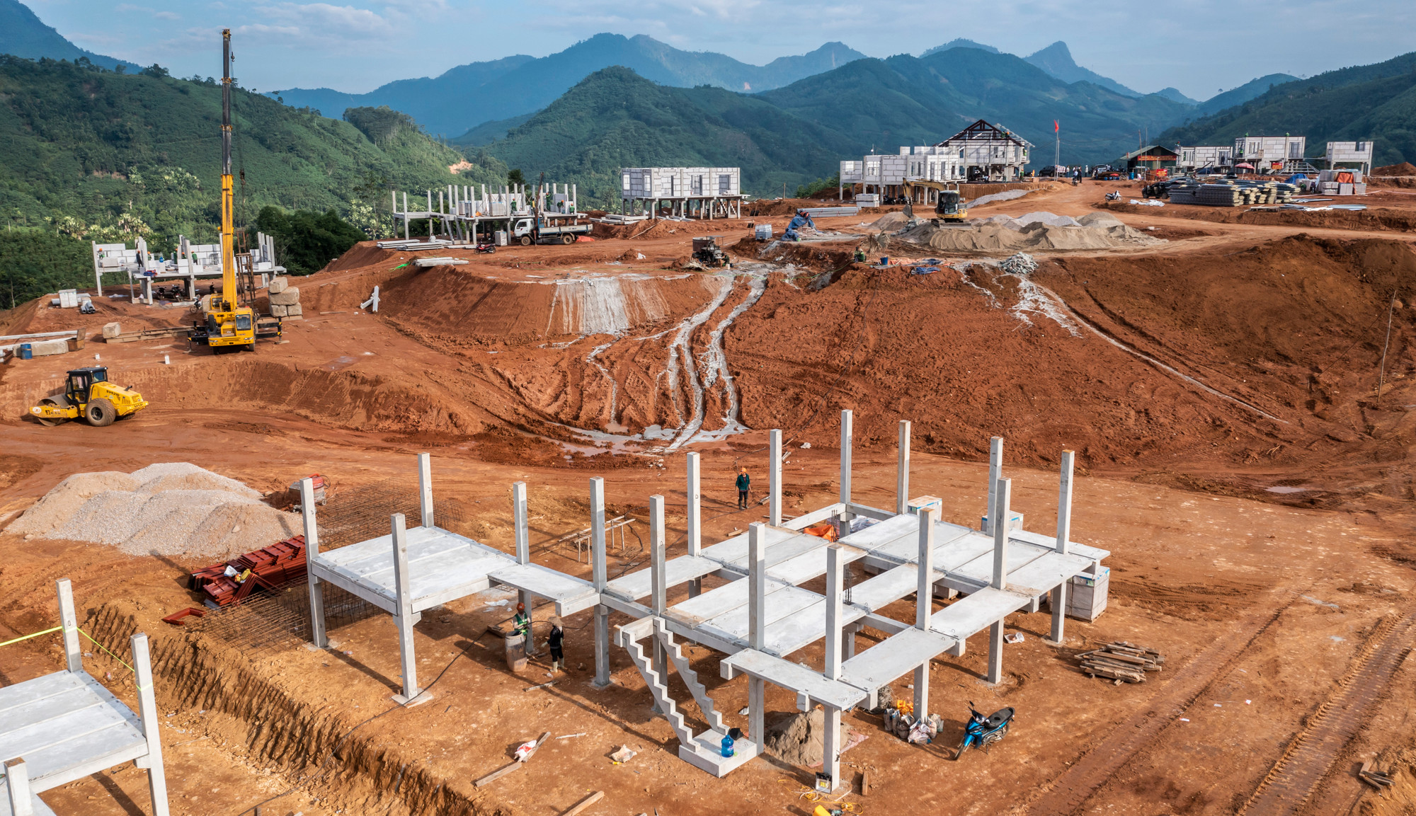 Hình hài đầu tiên của thôn mới đang được thành hình trên đỉnh đồi sim - điểm cách bản cũ không xa.