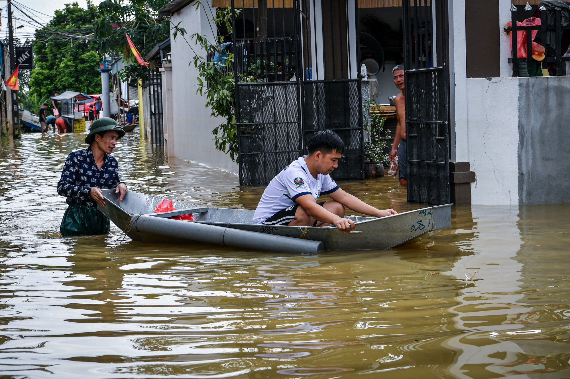 Do nước ngập sâu, mọi di chuyển của người dân chỉ có thể được thực hiện bằng thuyền. Do nước ngập sâu, mọi di chuyển của người dân chỉ có thể được thực hiện bằng thuyền.
