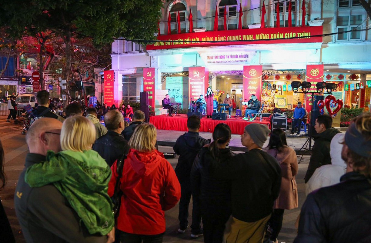 Nhiều hoạt động biểu diễn văn hóa-nghệ thuật cũng được tổ chức để phục vụ du khách và người dân. Nhiều hoạt động biểu diễn văn hóa-nghệ thuật cũng được tổ chức để phục vụ du khách và người dân.