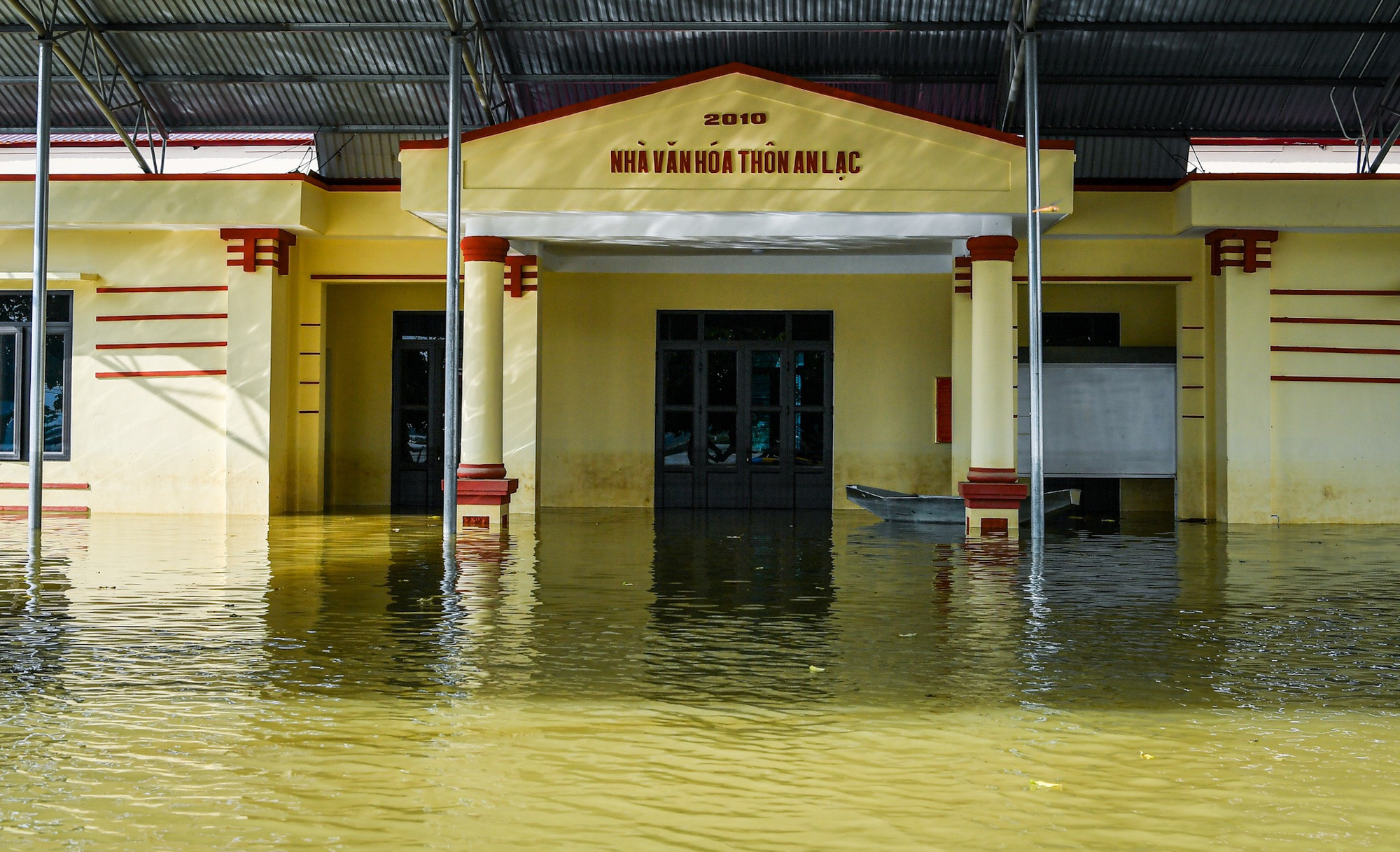 Chiều 13/9, nước vẫn ngập ngang cửa nhà văn hóa thôn... Chiều 13/9, nước vẫn ngập ngang cửa nhà văn hóa thôn...