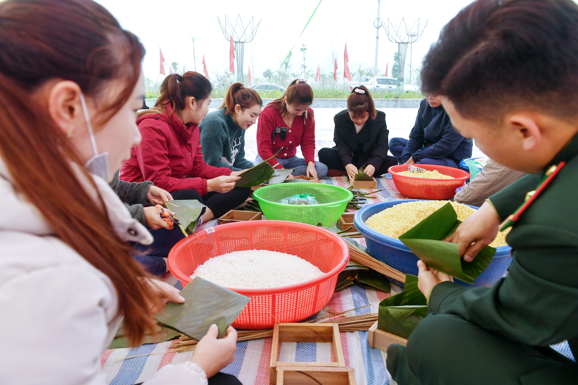 Các chiến sĩ quân đội cùng gói bánh chưng xanh gửi đồng bào.