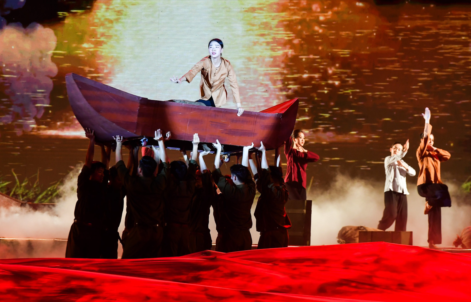 Chương 3 "Máu và hoa" đưa người xem còn được trở về với những năm tháng khốc liệt nhất của chiến tranh, chứng kiến sự kiên cường của quân và dân Vĩnh Linh nói riêng và Quảng Trị nói chung qua những chuyến tiếp tế, vận chuyển lương thực, đạn dược và con người bằng cả đường bộ (Tổ khúc Nhịp bước Trường Sơn); lẫn đường thủy qua hai bên bờ sông, và từ đất liền ra đảo Cồn Cỏ, để thấy được những nỗ lực và khả năng phi thường của con người thời chiến.