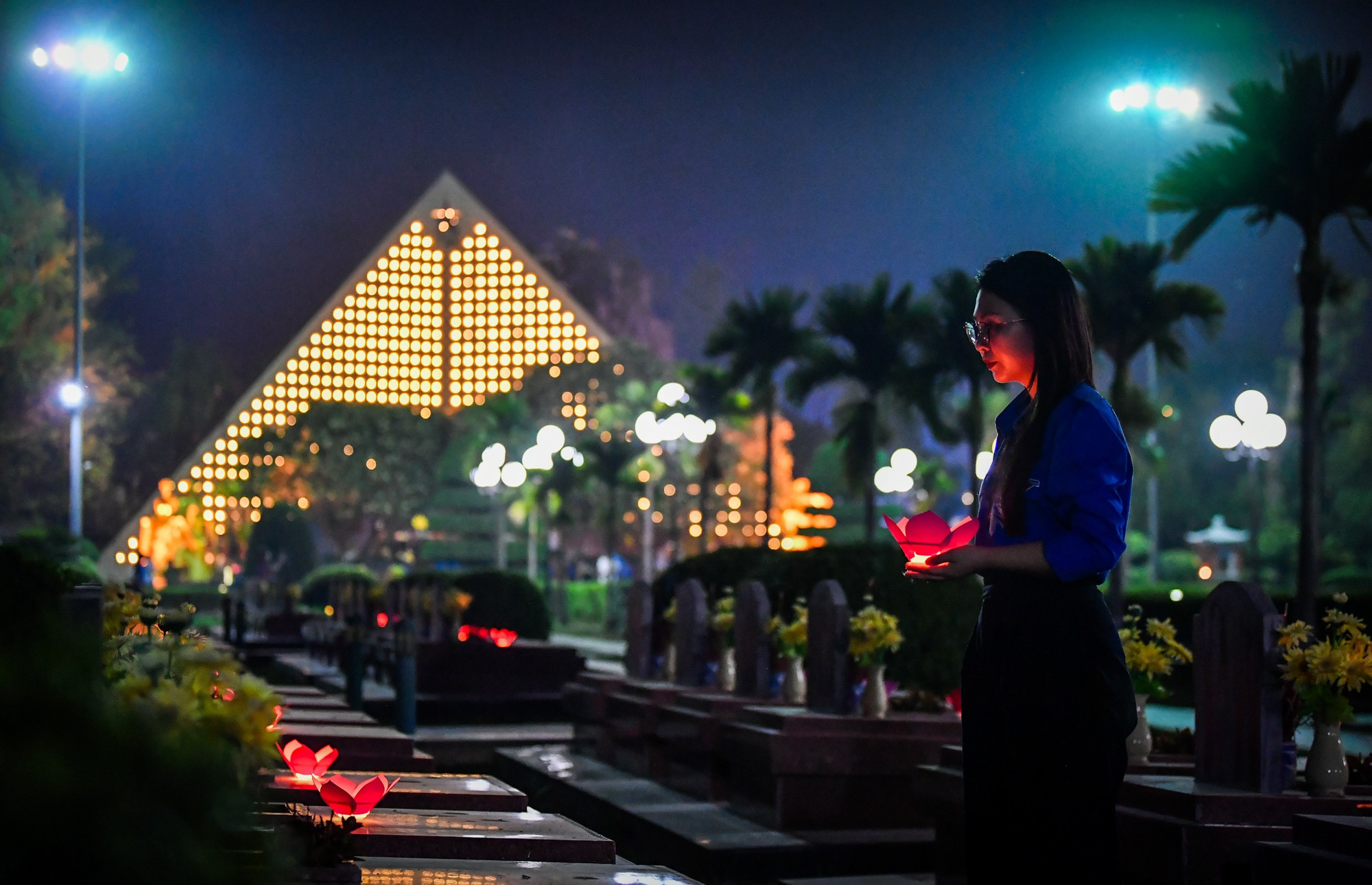 Đoàn viên, thanh niên 2 tỉnh ở 2 đầu Tổ quốc cùng nhau thắp lên những ngọn nến tri ân...