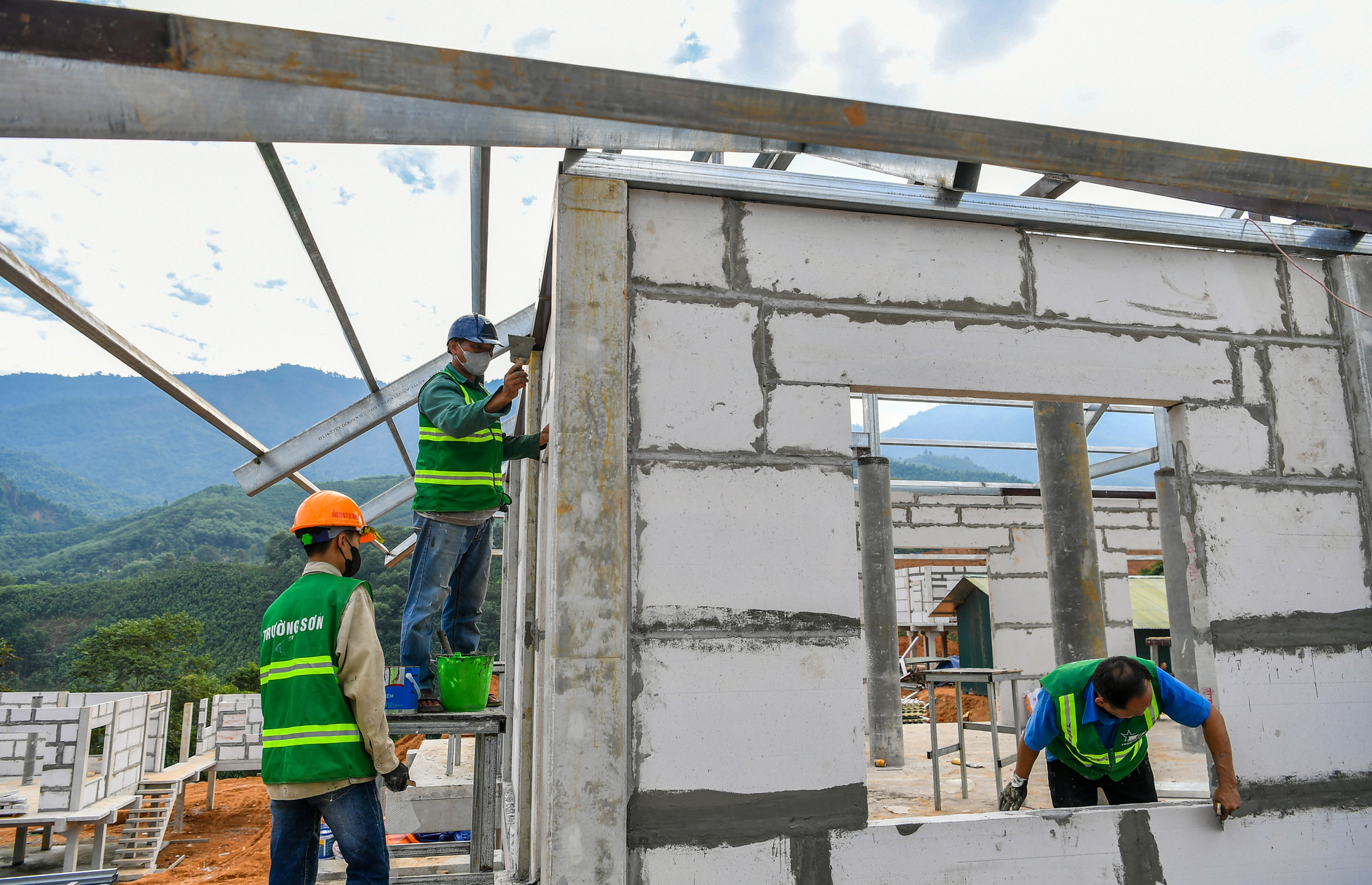 "Bà con đã chịu quá nhiều đau thương. Anh em chúng tôi càng cố gắng hết sức mình, mong Làng Nủ mới sớm được hoàn thành", anh Công chia sẻ.