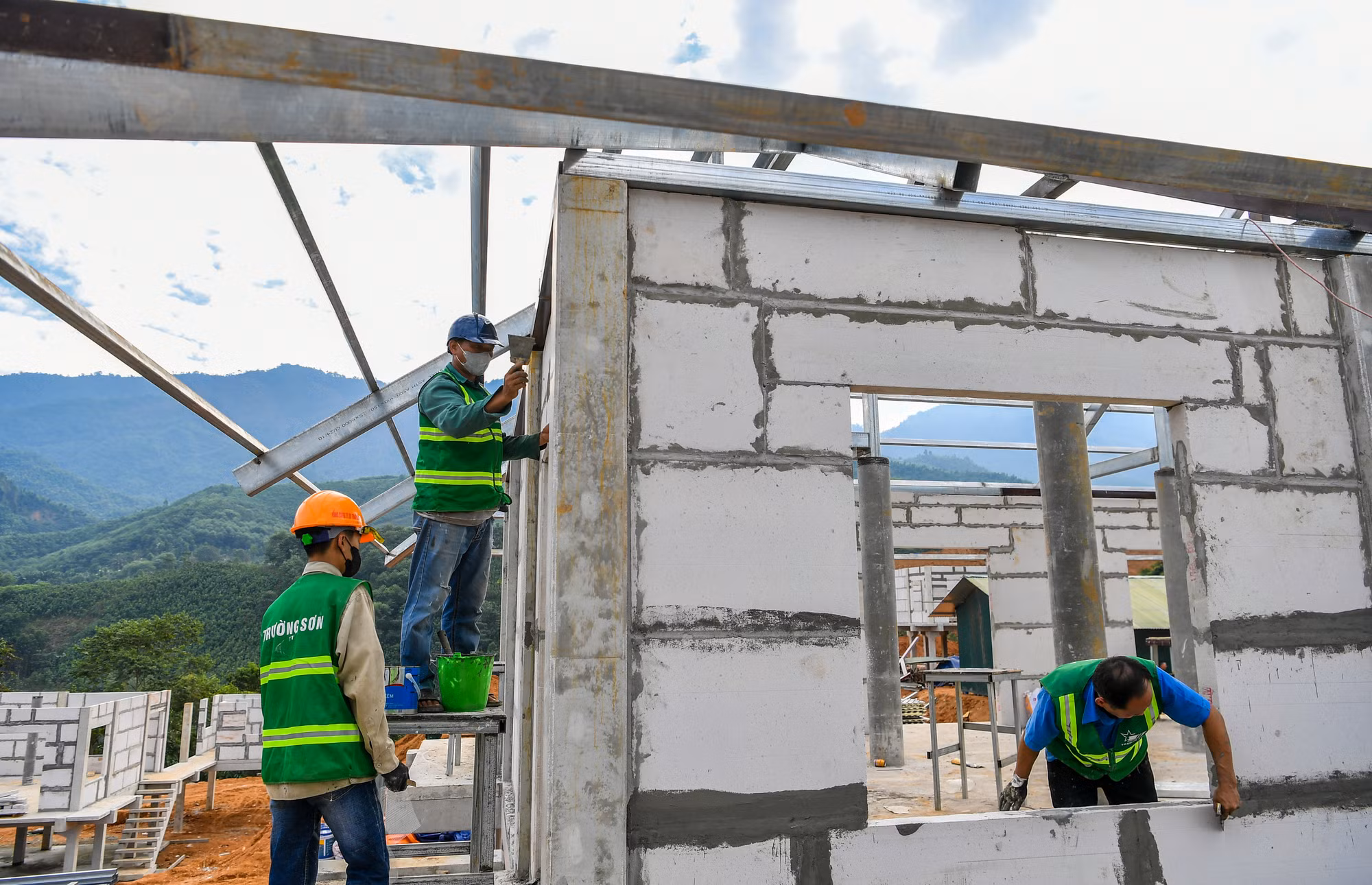 "Bà con đã chịu quá nhiều đau thương. Anh em chúng tôi càng cố gắng hết sức mình, mong Làng Nủ mới sớm được hoàn thành", anh Công chia sẻ.