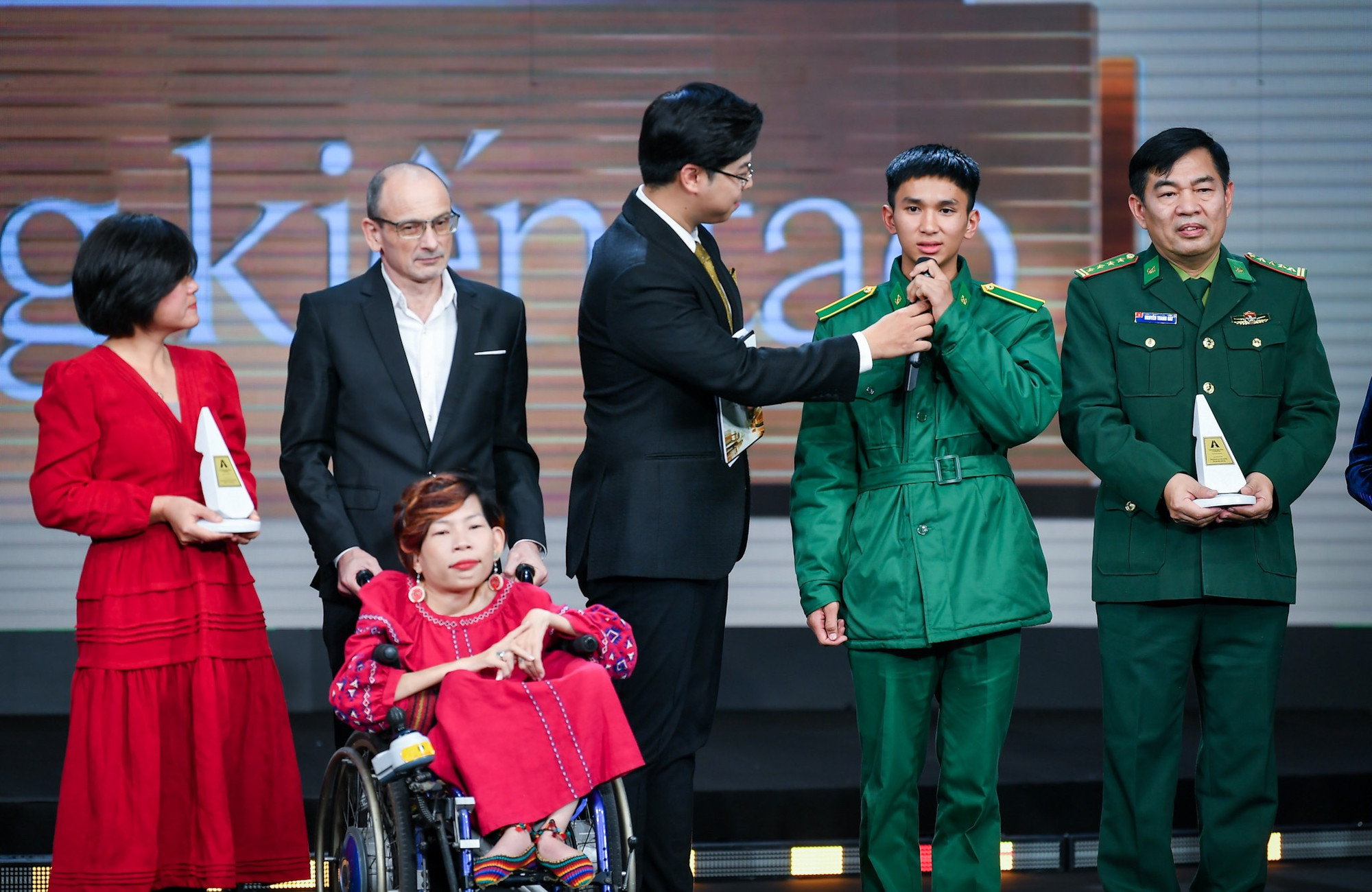 Đại diện các dự án chia sẻ tại lễ trao giải.