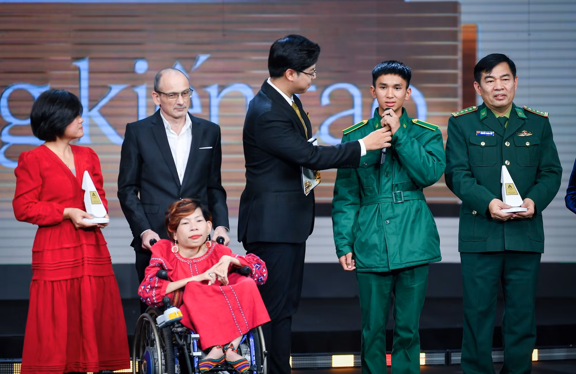 Đại diện các dự án chia sẻ tại lễ trao giải.