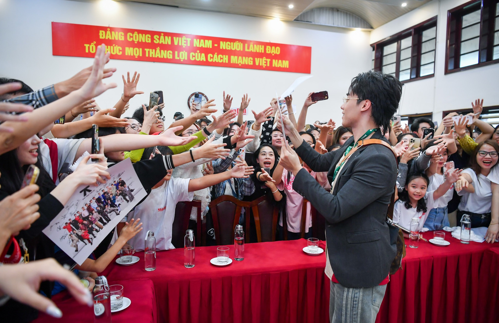 Các nghệ sĩ giao lưu với khán giả tại Báo Nhân Dân.