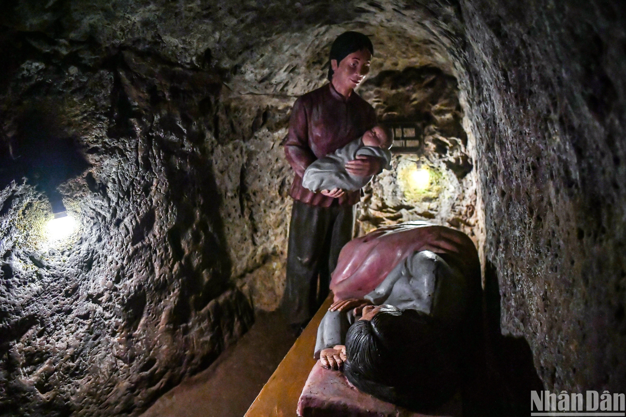 Dọc hai bên đường hầm được khoét sâu vào trong vách, tạo ra các ngách nhỏ (sâu 1,8m, rộng 0,8m) là nơi để cho hộ gia đình 3-4 người sinh hoạt hoặc được bố trí làm các phòng hộ sinh. Dọc hai bên đường hầm được khoét sâu vào trong vách, tạo ra các ngách nhỏ (sâu 1,8m, rộng 0,8m) là nơi để cho hộ gia đình 3-4 người sinh hoạt hoặc được bố trí làm các phòng hộ sinh.