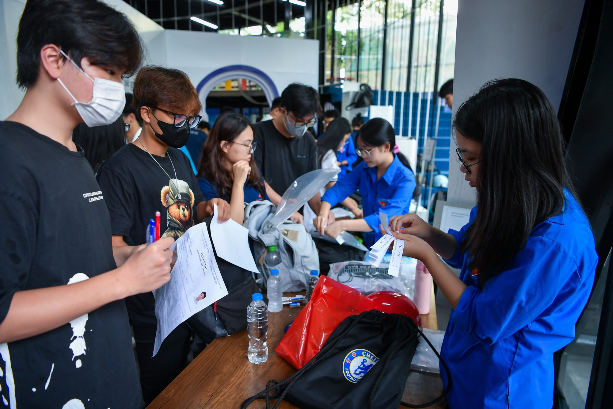 Theo quy định, khi đến điểm thi, thí sinh phải gửi các vật dụng bị cấm mang vào phòng thi tại nơi để vật dụng của thí sinh do điểm thi quy định. Các vật dụng cấm mang vào phòng thi gồm: Giấy than, bút xóa, đồ uống có cồn; vũ khí và chất gây nổ, gây cháy; tài liệu, thiết bị truyền tin (thu, phát sóng thông tin, ghi âm, ghi hình) hoặc chứa thông tin để gian lận trong quá trình làm bài thi.